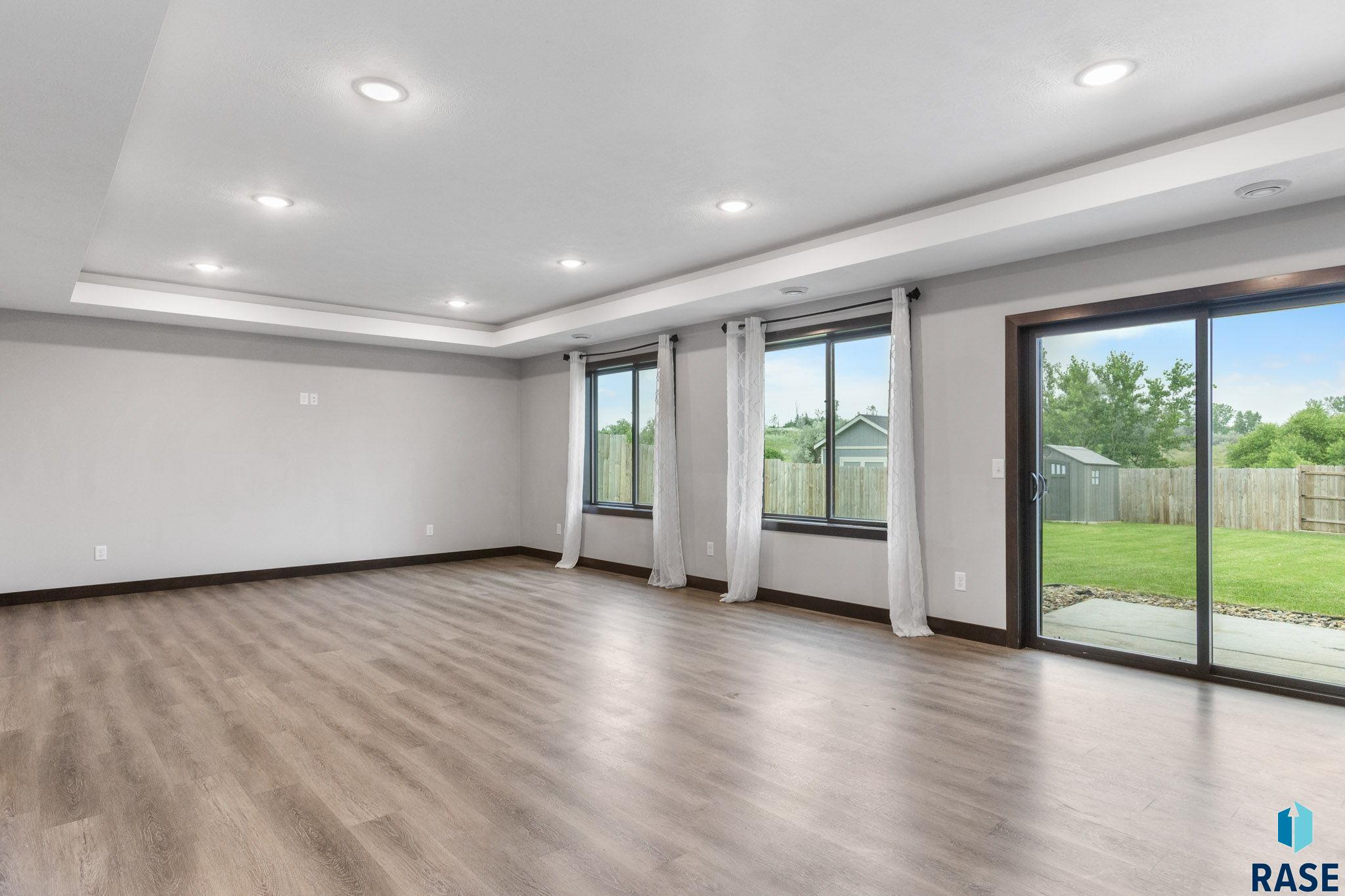 Sioux Falls, South Dakota, 57103, United States, 6 Bedrooms Bedrooms, ,4 BathroomsBathrooms,Residential,For Sale,1898339