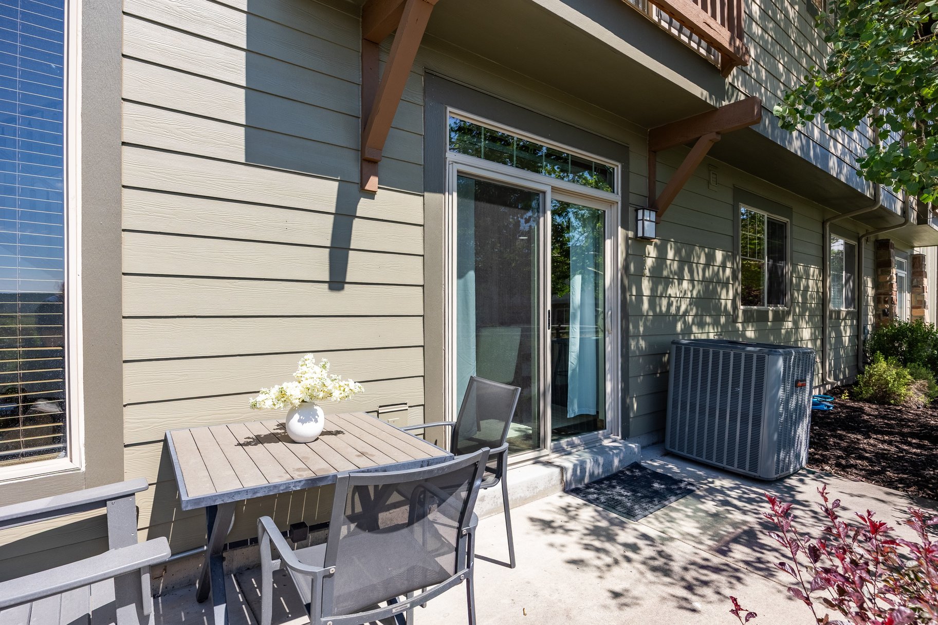  Exceptional Fox Point Townhome with Mountain Views & Prime Location - 物件實景