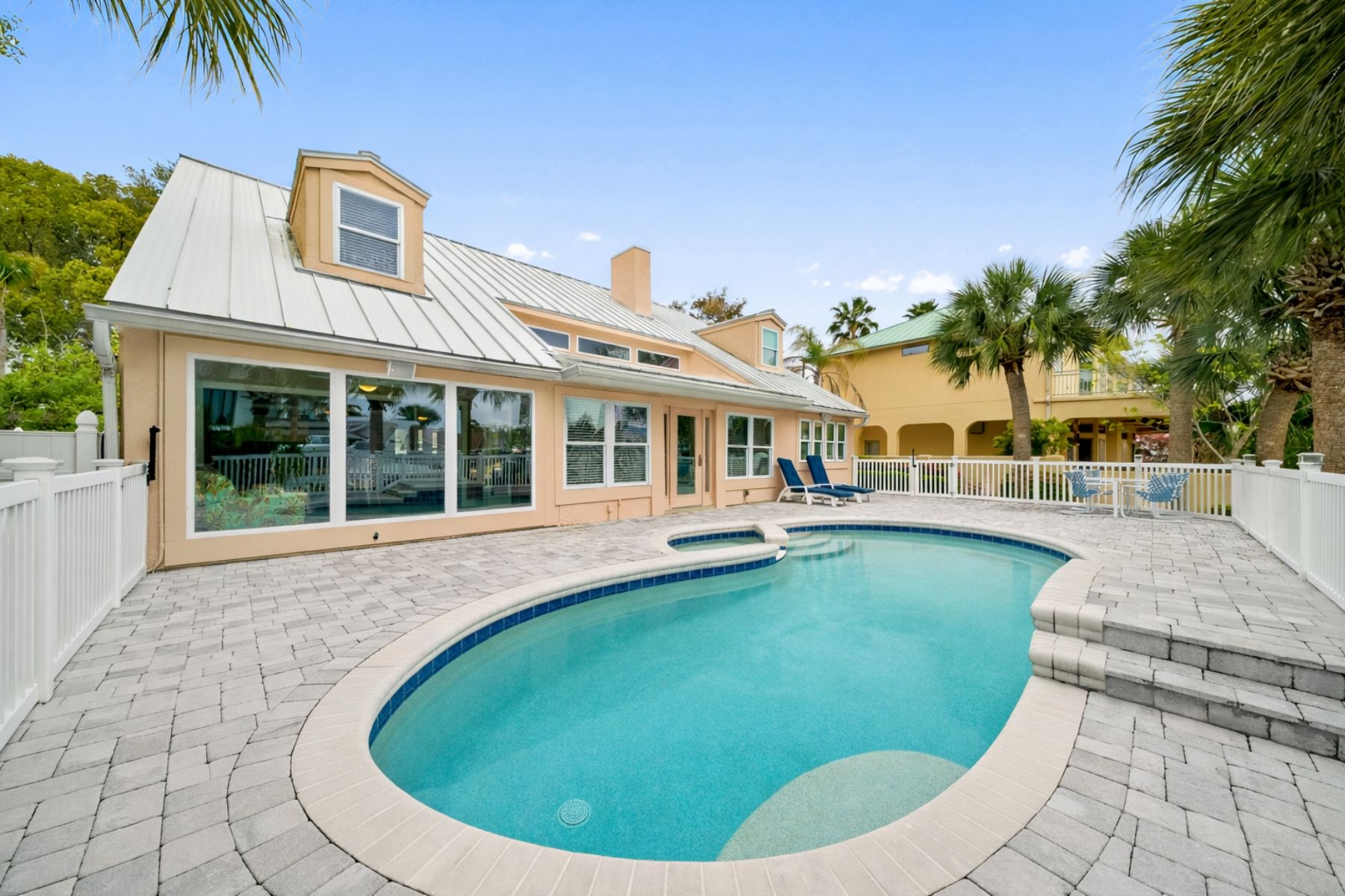  Thoughtfully-Designed Waterfront Retreat With Gulf And Bay Access - 物件實景