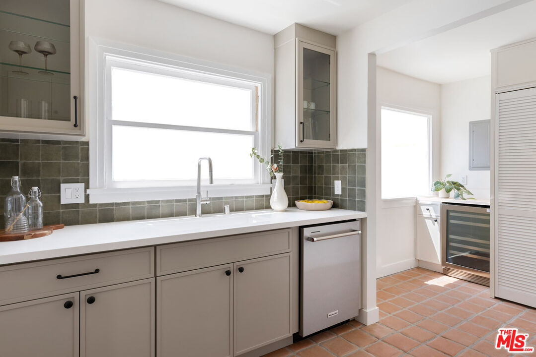 Los Angeles, California, 90036, United States, 2 Bedrooms Bedrooms, ,2 BathroomsBathrooms,Residential,For Sale,1897120