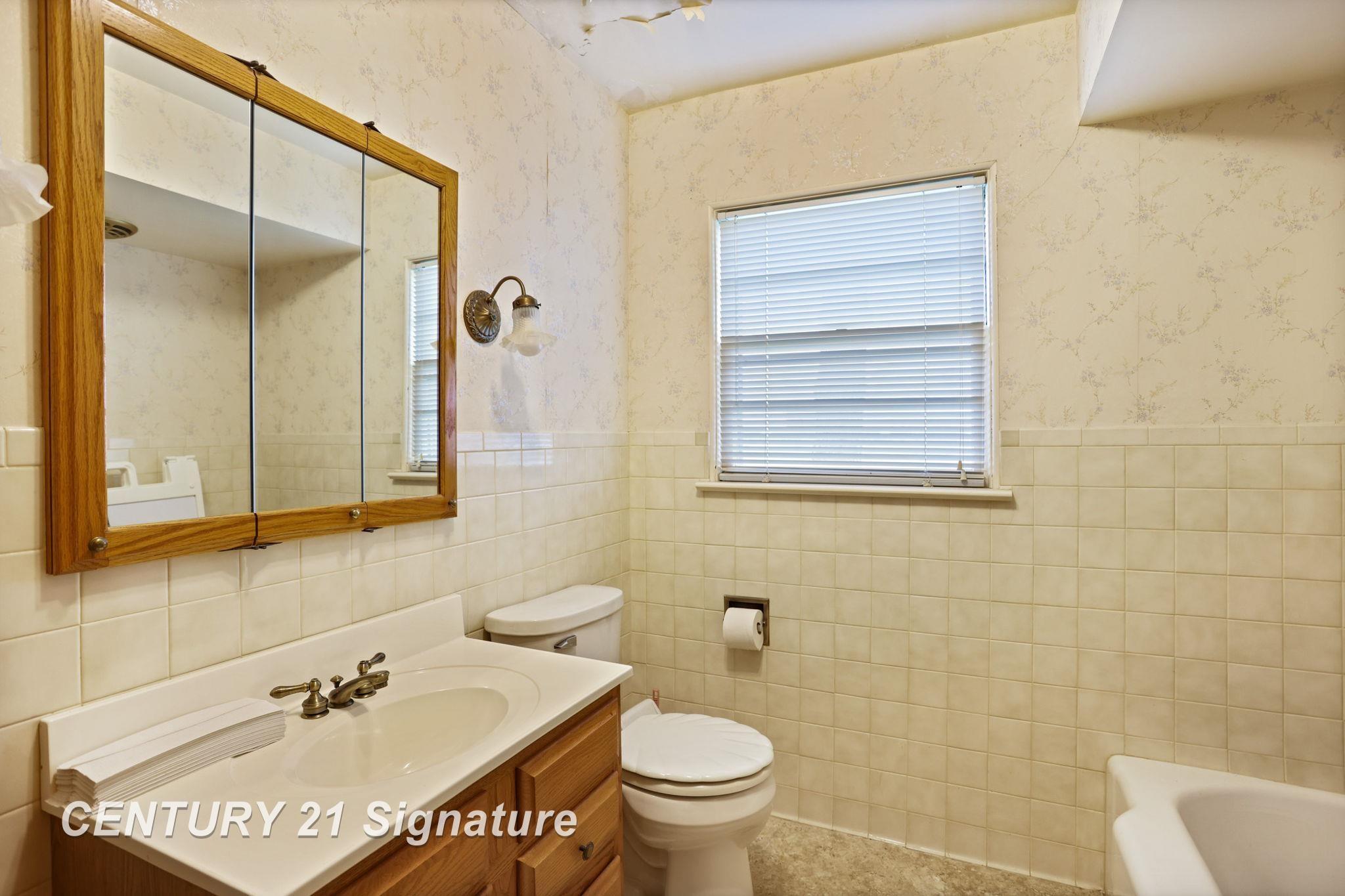 Saginaw, Michigan, 48604, United States, 4 Bedrooms Bedrooms, ,3 BathroomsBathrooms,Residential,For Sale,1980759