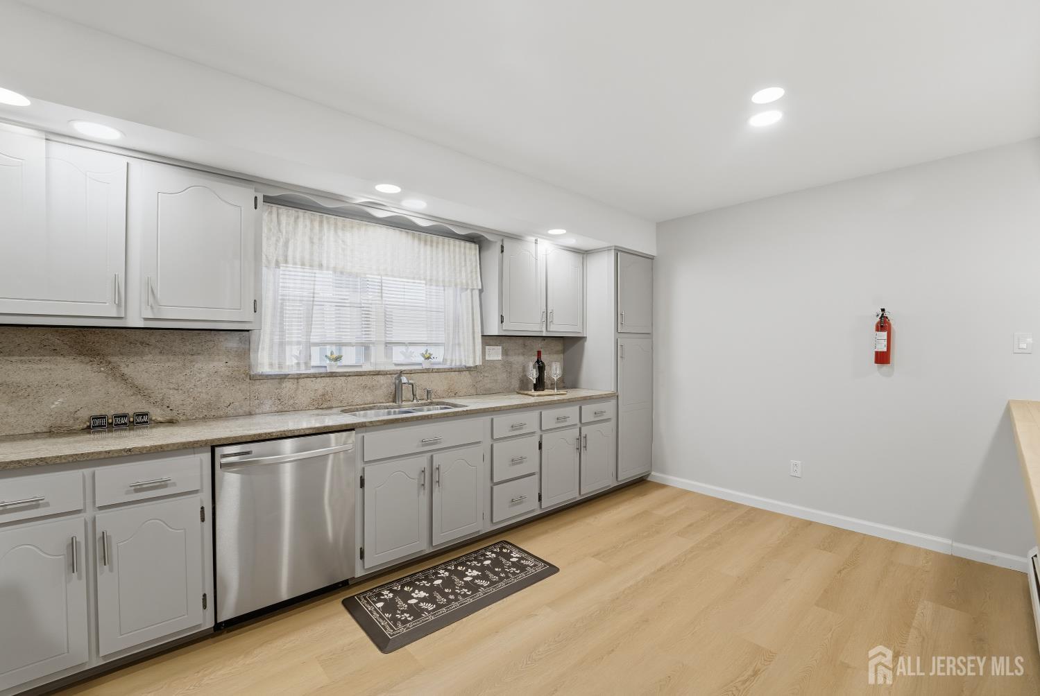 Bayonne, New Jersey, 07002, United States, ,Residential,For Sale,1992894