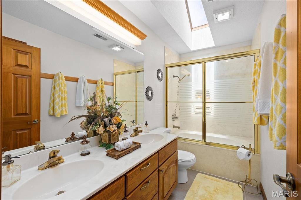Shiloh, Illinois, 62221, United States, 5 Bedrooms Bedrooms, ,6 BathroomsBathrooms,Residential,For Sale,1890091