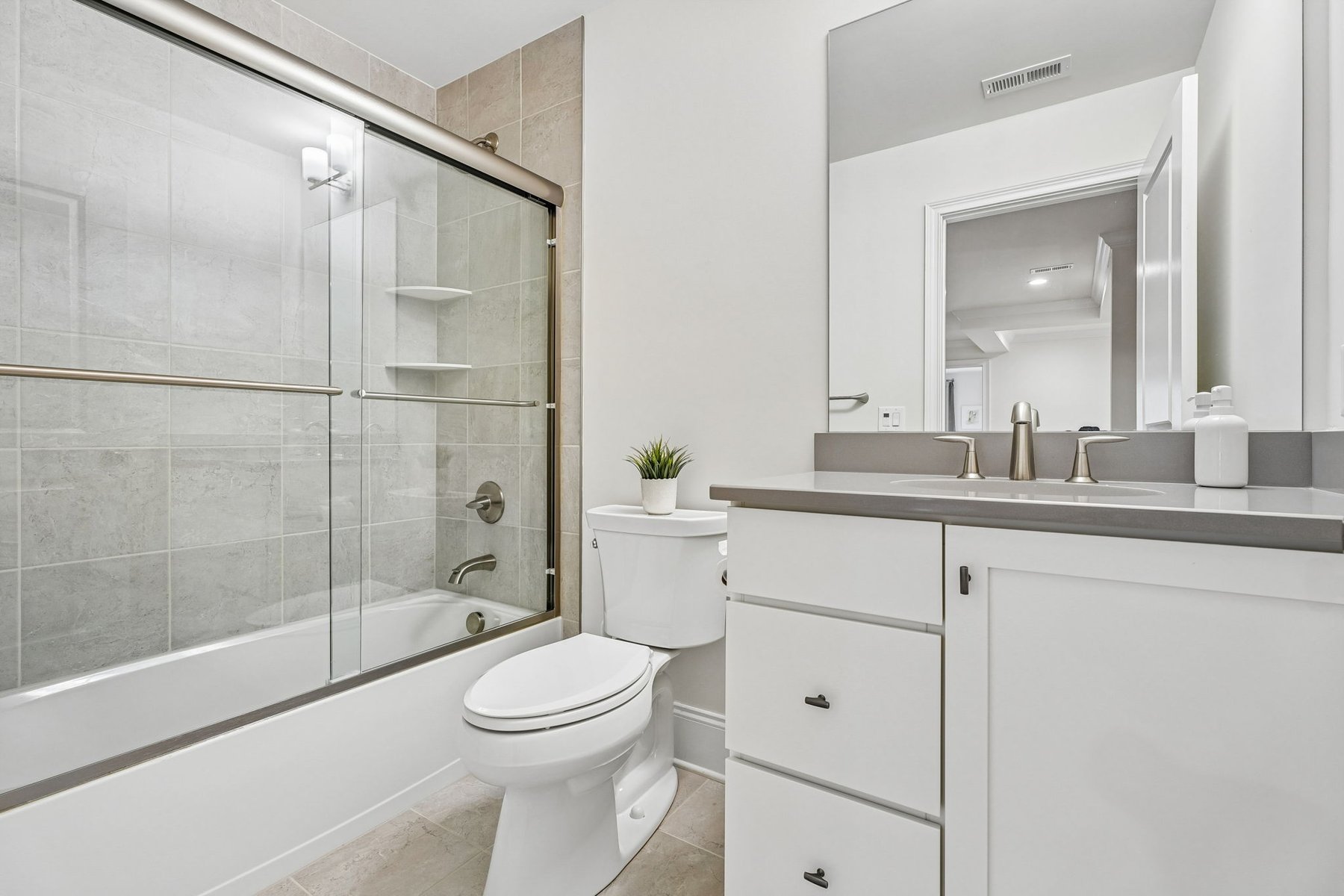  Luxury Privacy and Effortless Living in this ?Warren Villas? End Unit Townhome - 物件實景