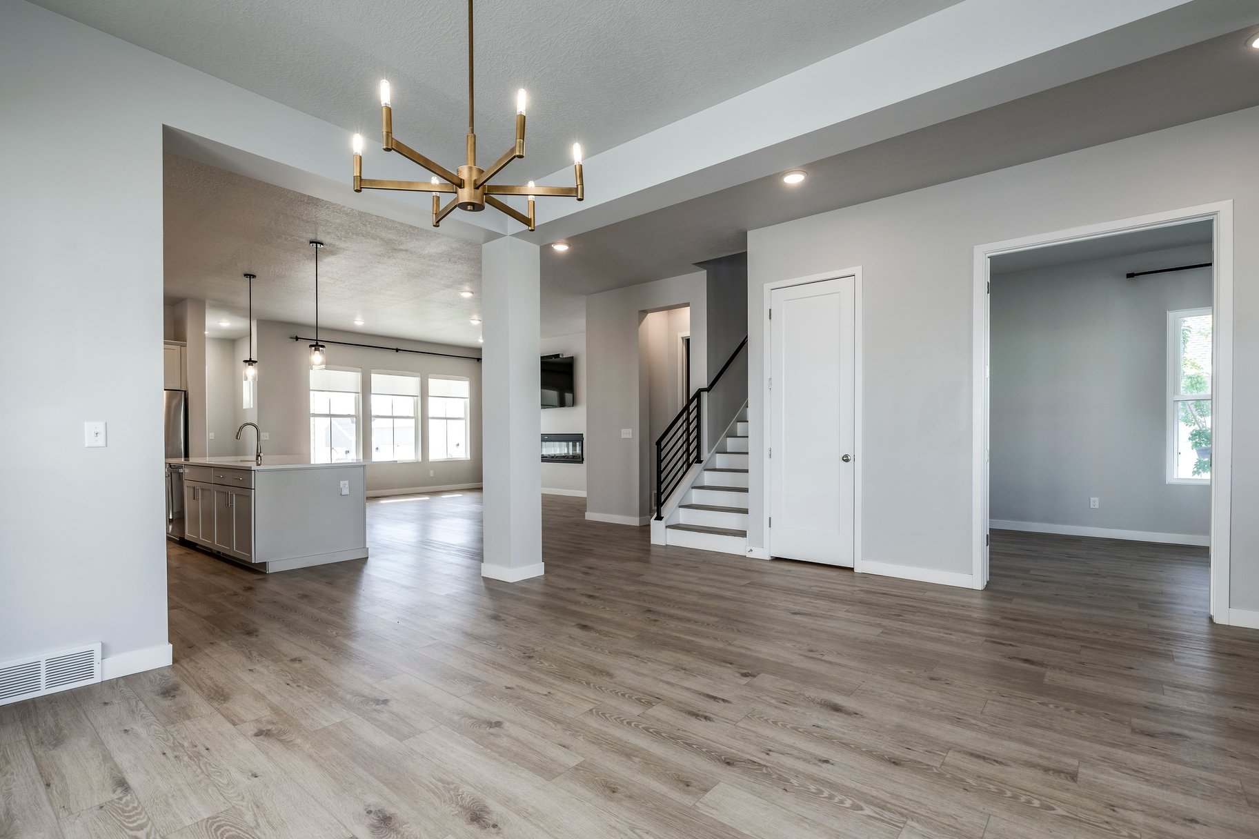  Beautiful Daybreak Home with Space, Style & a Private Backyard - 物件實景