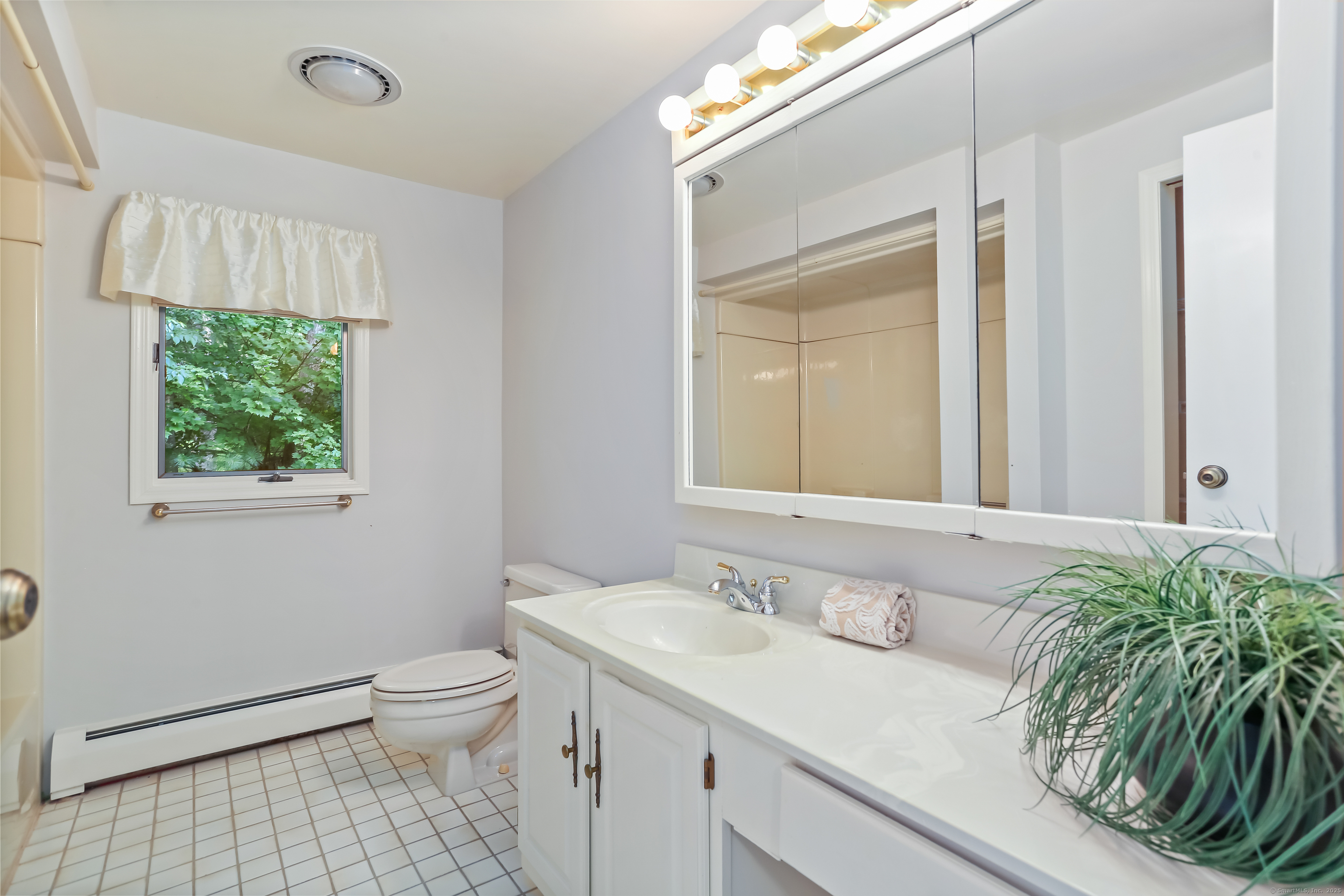 Trumbull, Connecticut, 06611, United States, 4 Bedrooms Bedrooms, ,4 BathroomsBathrooms,Residential,For Sale,1938522