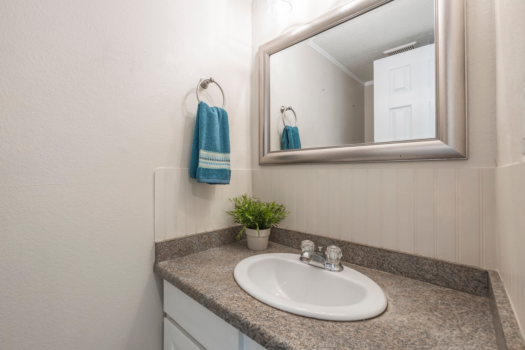  End-Unit Townhome with Updates Throughout - 物件實景