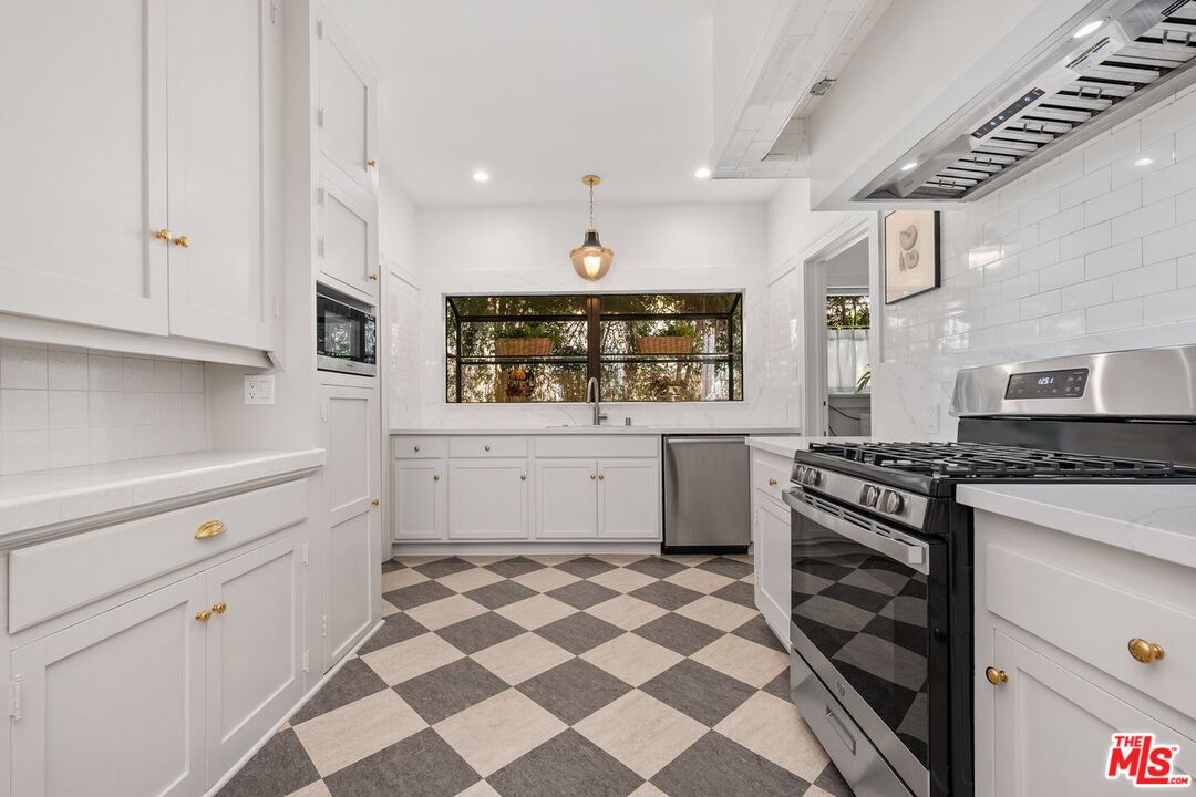 Los Angeles, California, 90004, United States, 5 Bedrooms Bedrooms, ,3 BathroomsBathrooms,Residential,For Sale,1940540