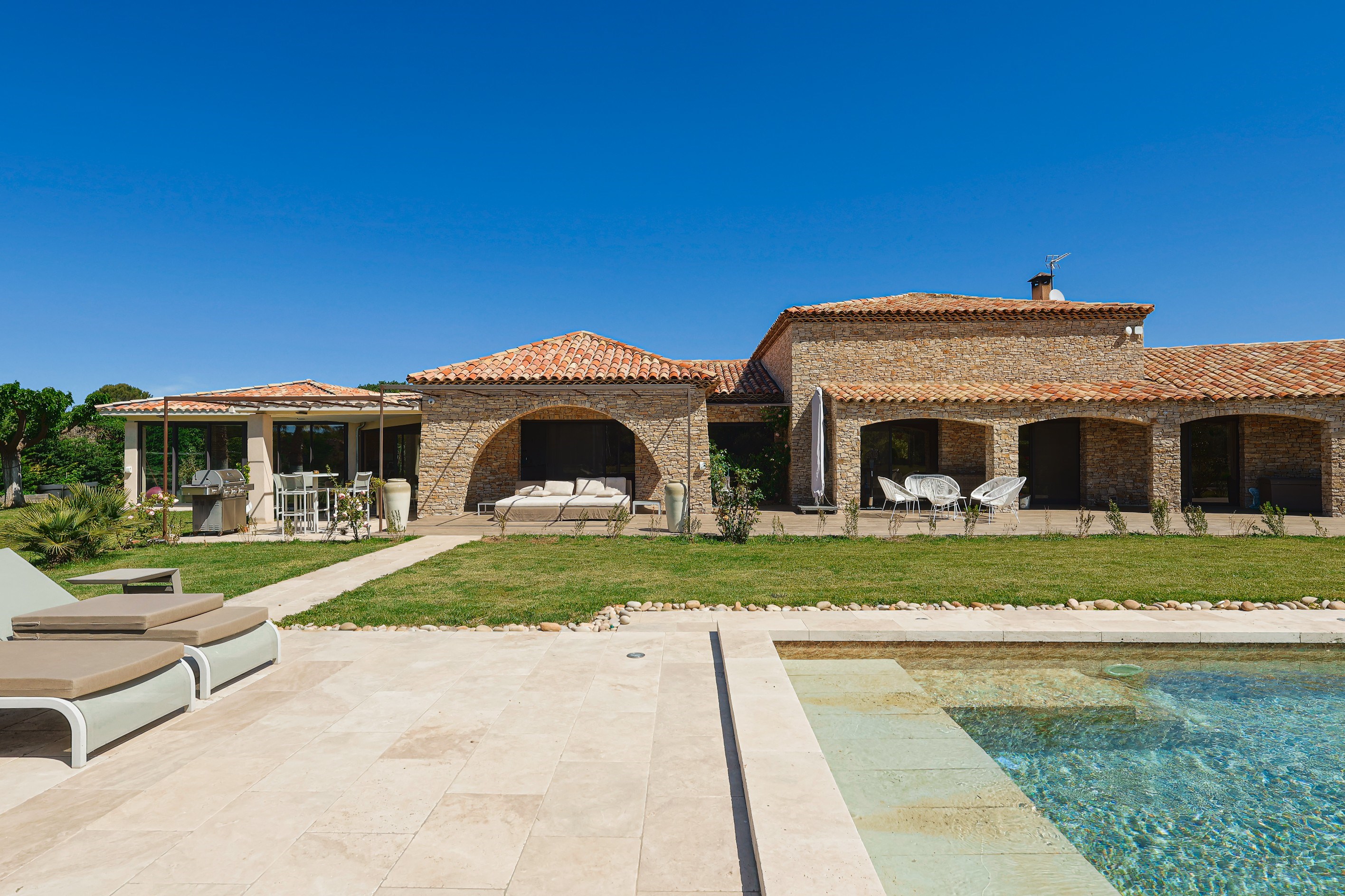  PUYRICARD – Elegant single-storey 350 sqm property with swimming pool and guest… - 物件實景