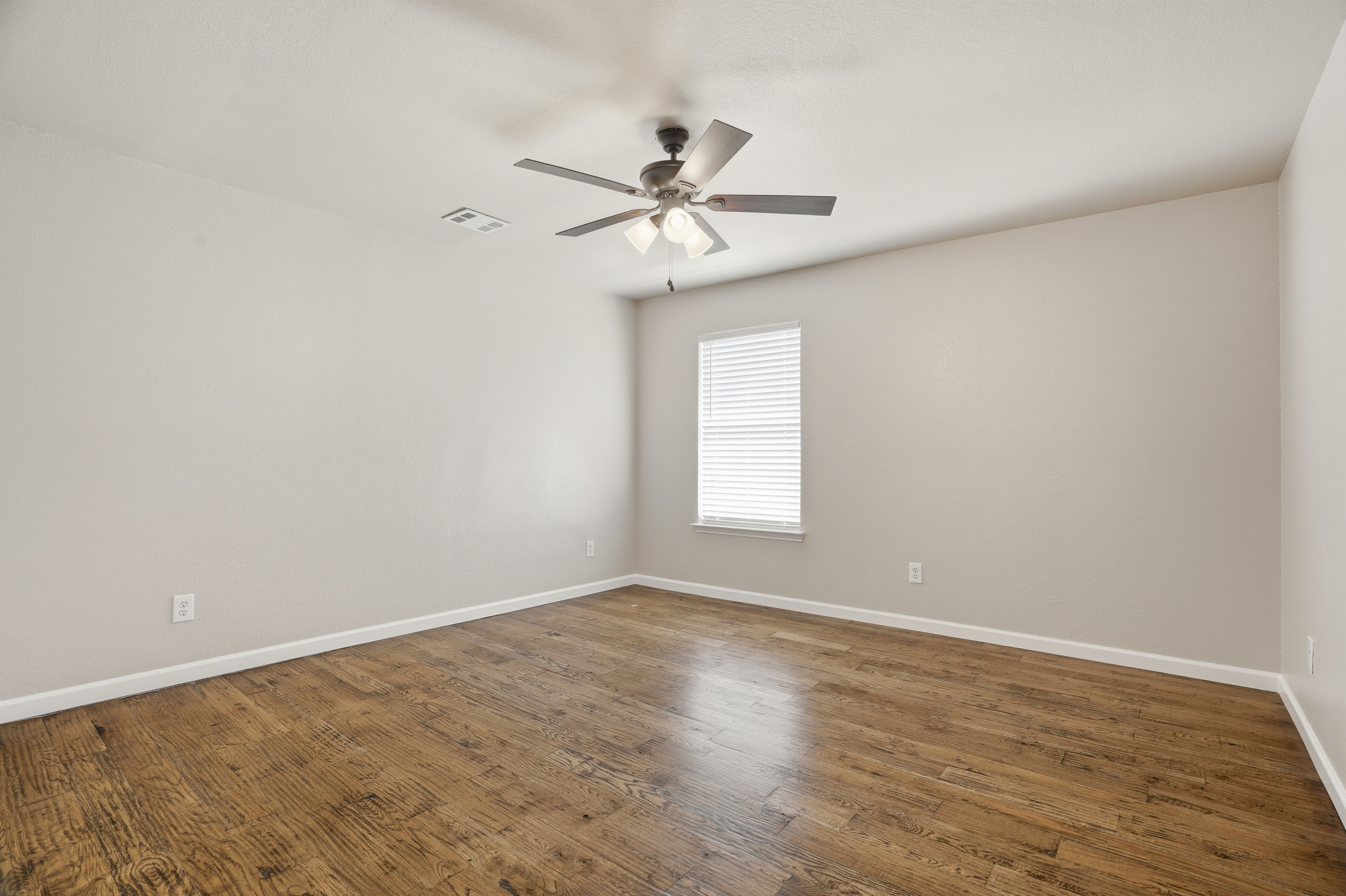  Stylish Keller Living with Bonus Room & Custom Touches - 物件實景