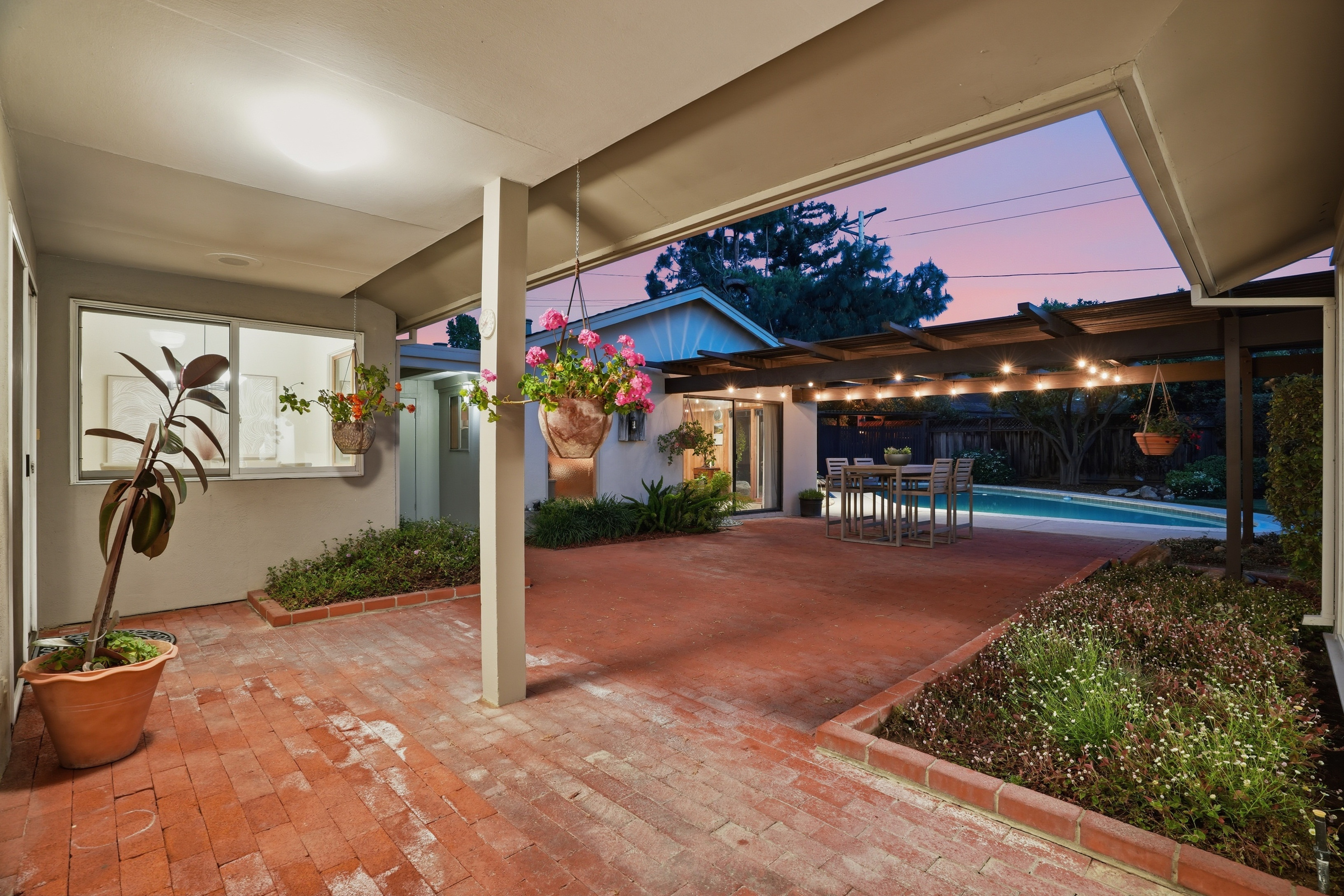  Single-Level Rancher in Coveted Neighborhood - 物件實景