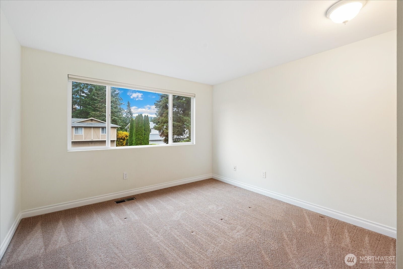 Renton, Washington, 98059, United States, 4 Bedrooms Bedrooms, ,1 BathroomBathrooms,Residential,For Sale,1989503