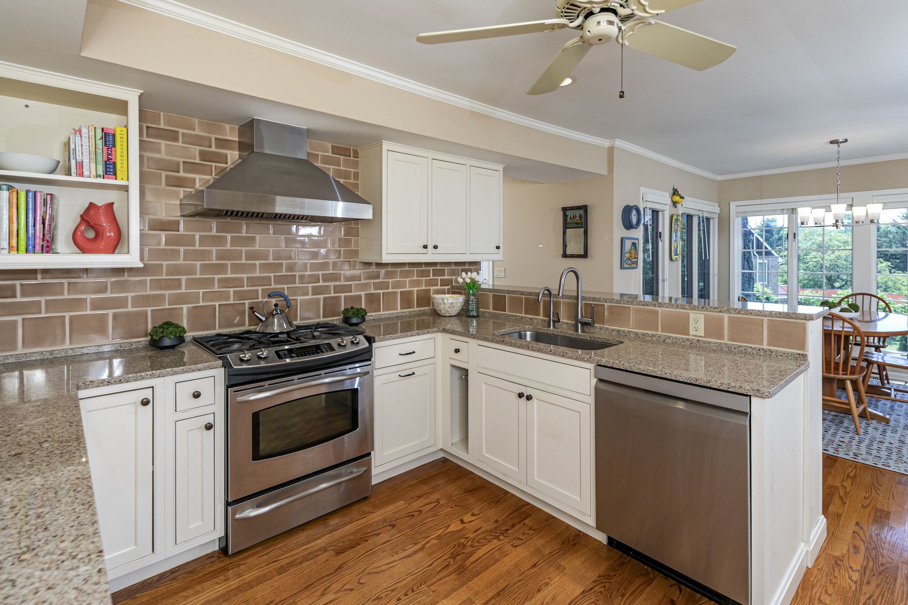  Stand-Out Home in The Glen Features Pastoral Views and Soaring Ceilings - 物件實景