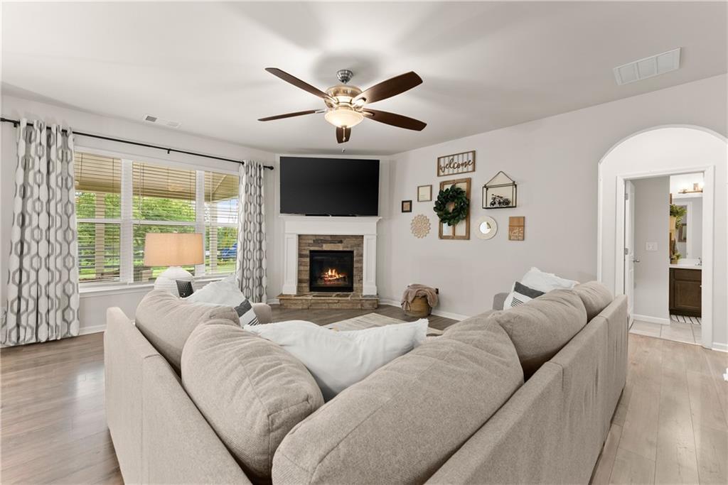 Cumming, Georgia, 30028, United States, 5 Bedrooms Bedrooms, ,4 BathroomsBathrooms,Residential,For Sale,1944997