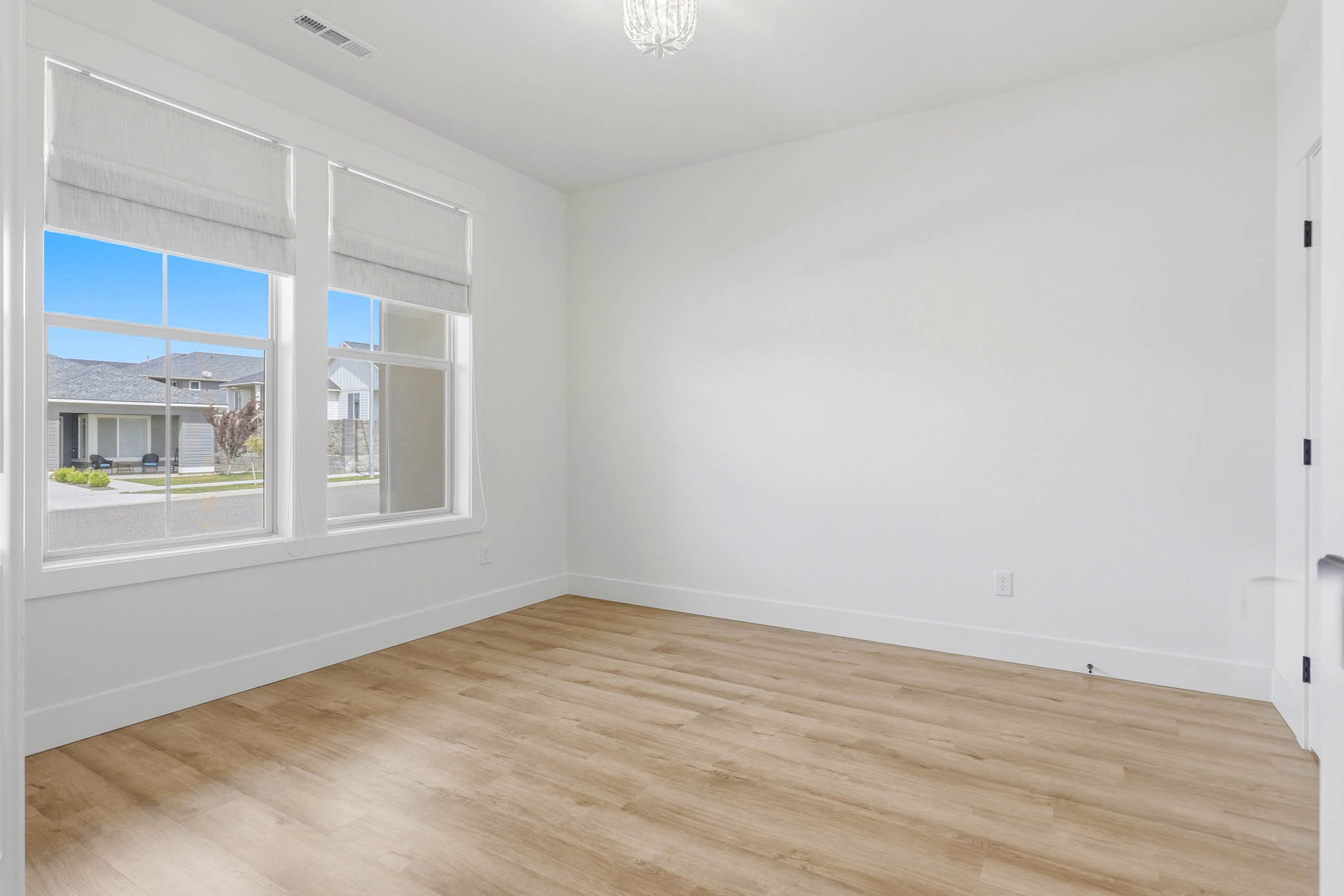  Large Rooms. Four-Car Garage. One Perfect Fit. - 物件實景