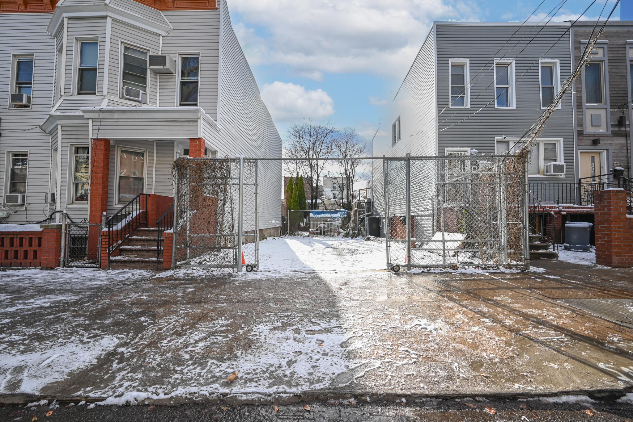 Astoria, New York, 11102, United States, 5 Bedrooms Bedrooms, ,2 BathroomsBathrooms,Residential,For Sale,1895172