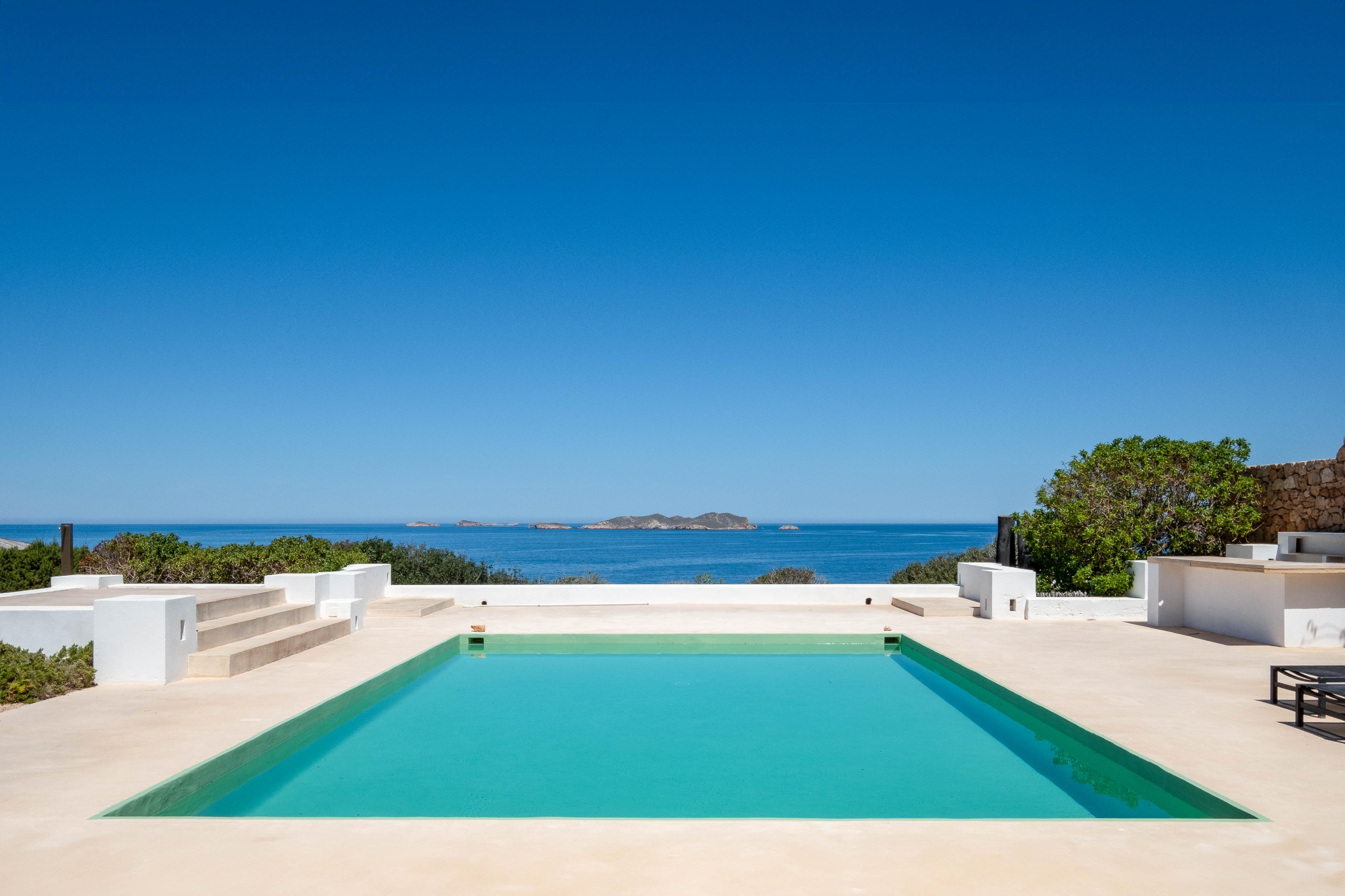 Villa on the first line with tourist license in Caló d'en Real