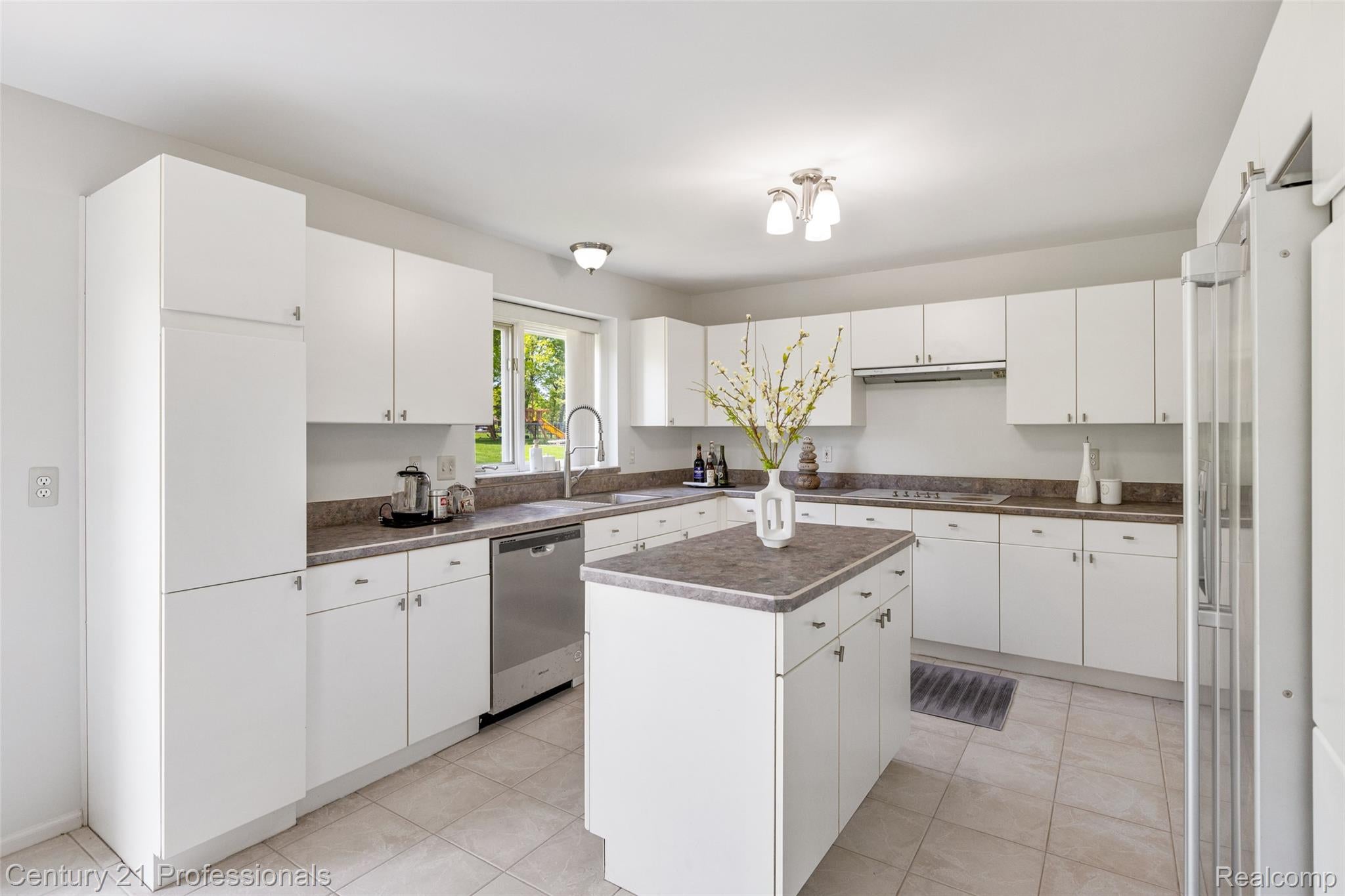 LakeOrion, Michigan, 48359, United States, 4 Bedrooms Bedrooms, ,3 BathroomsBathrooms,Residential,For Sale,1973715