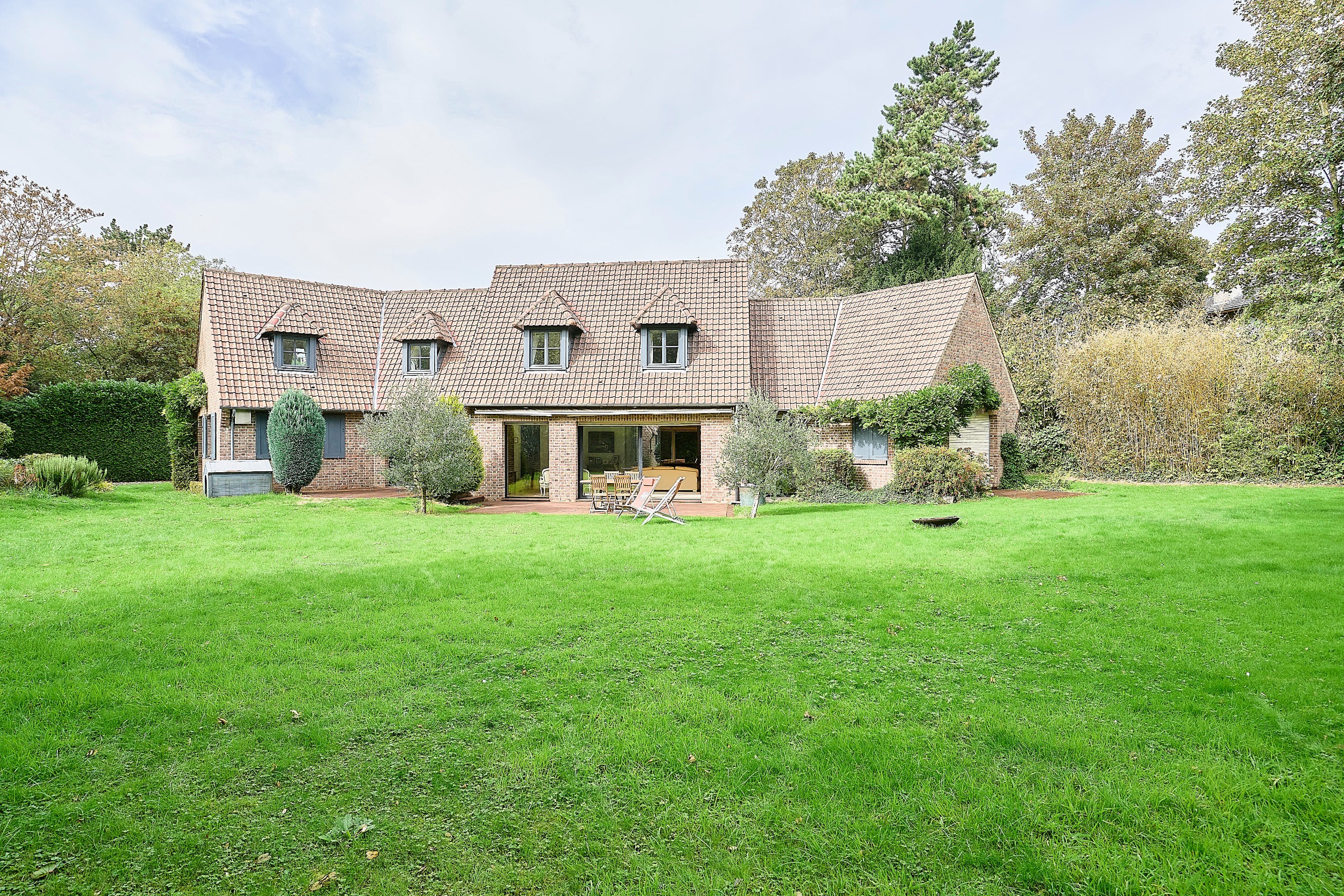 Substantial Family Residence in Croix - 232m² with 2716m² Land - 物件實景