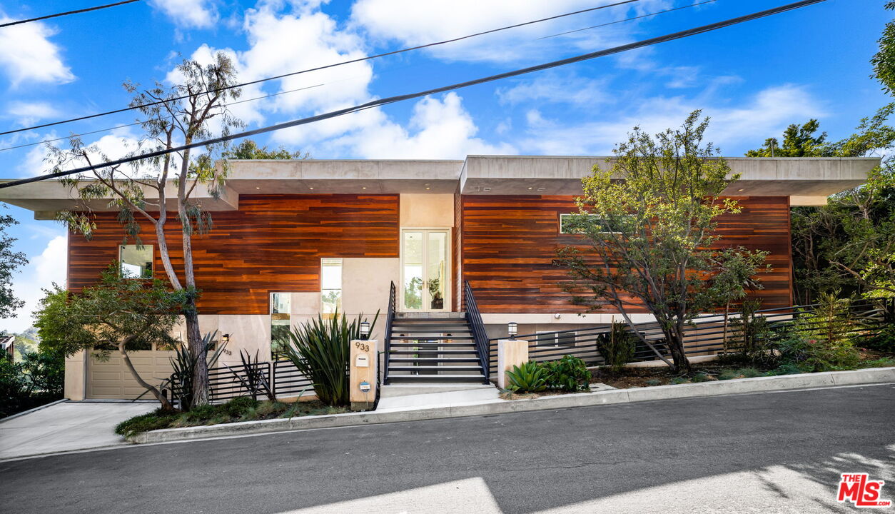 Los Angeles, California, 90049, United States, 4 Bedrooms Bedrooms, ,5 BathroomsBathrooms,Residential,For Sale,1901289