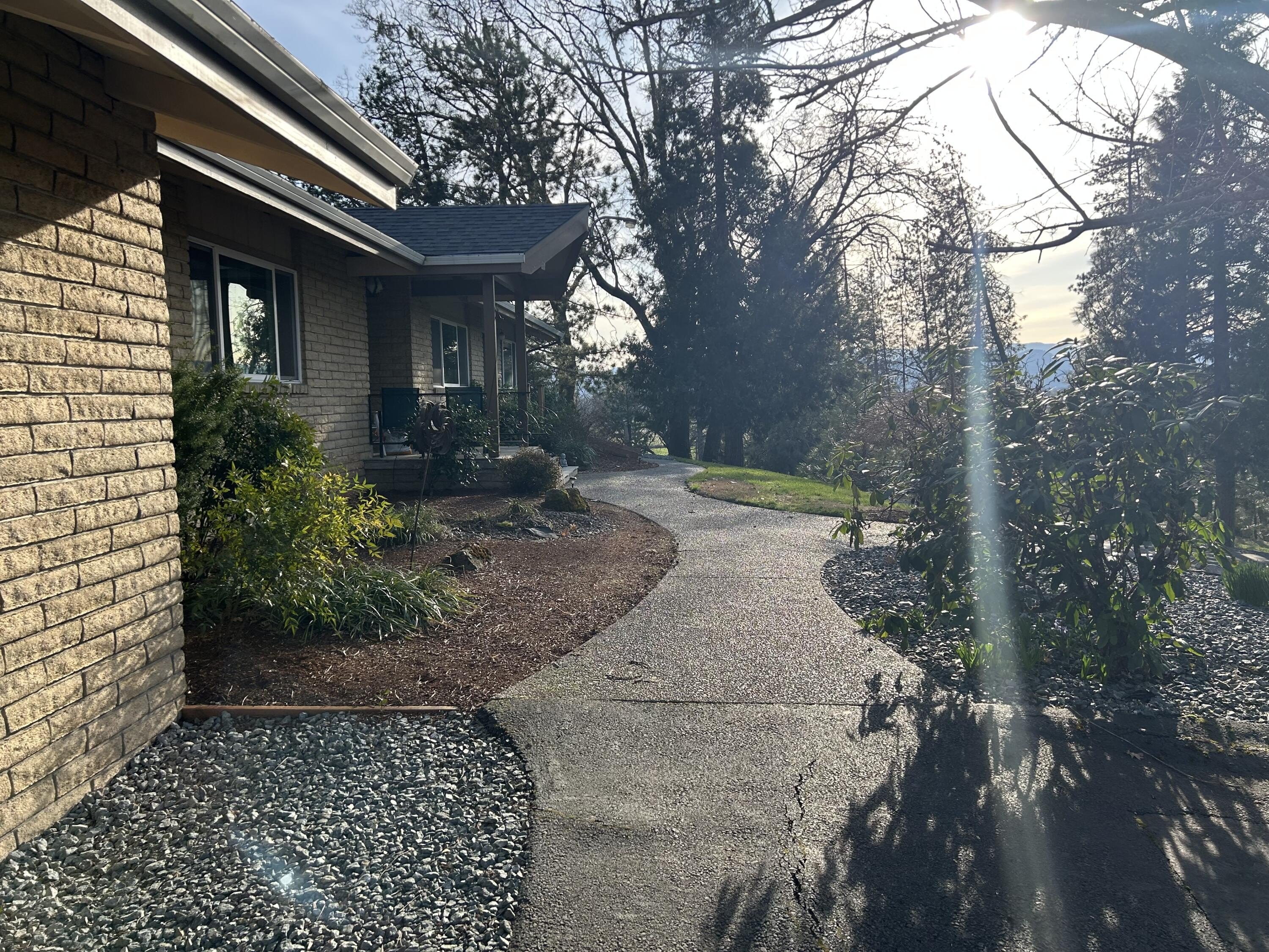 Grants Pass, Oregon, 97526, United States, 4 Bedrooms Bedrooms, ,6 BathroomsBathrooms,Residential,For Sale,1765933