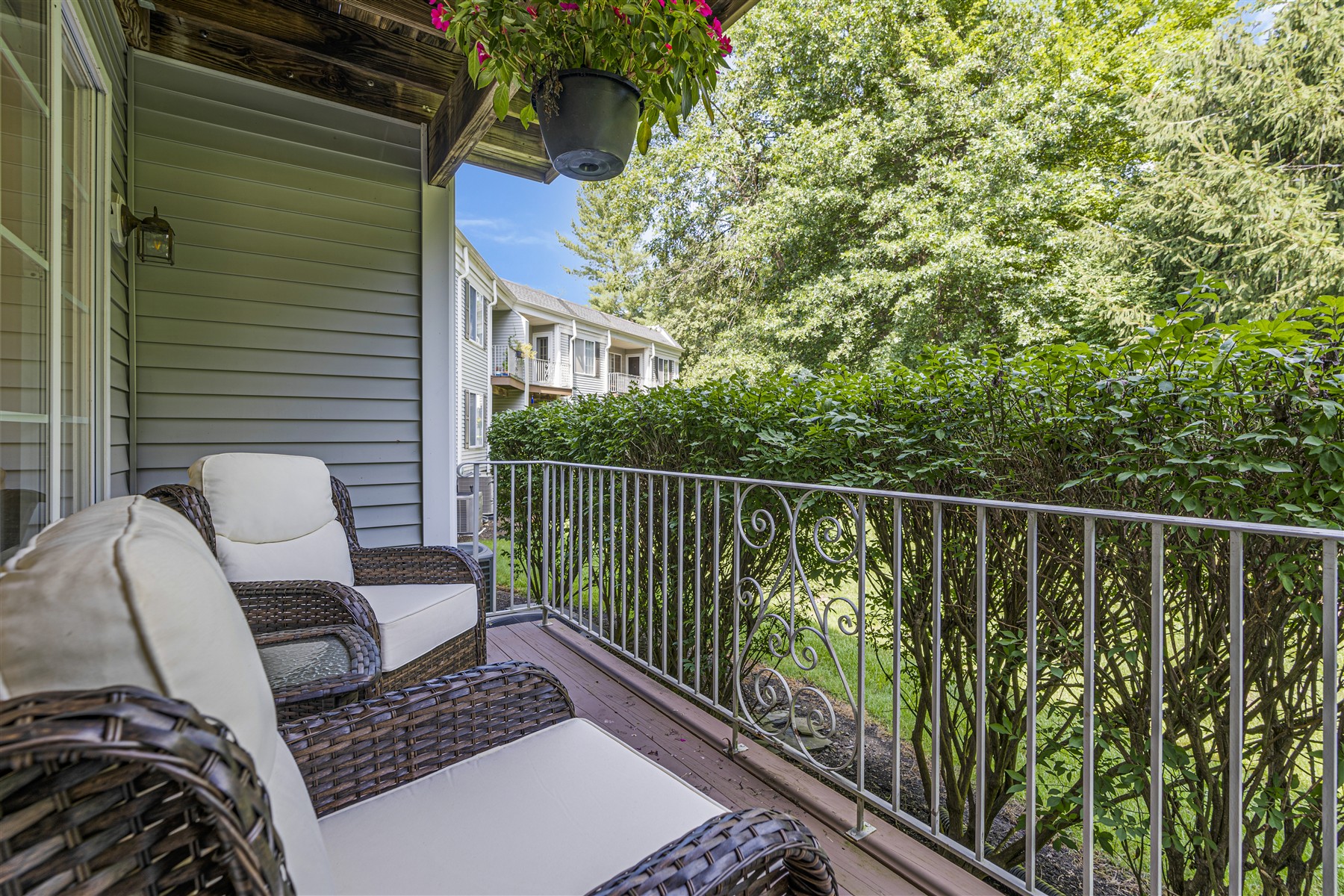  ?Sutton Woods? Beautifully Updated End Unit Townhome - 物件實景