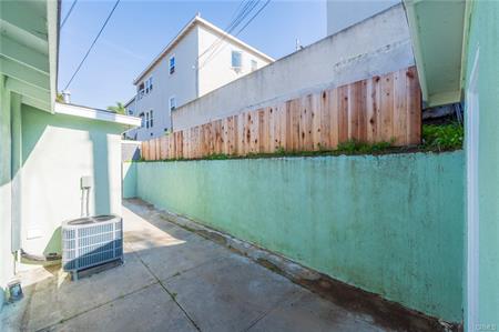Los Angeles, California, 90019, United States, 2 Bedrooms Bedrooms, ,2 BathroomsBathrooms,Residential,For Sale,2001509
