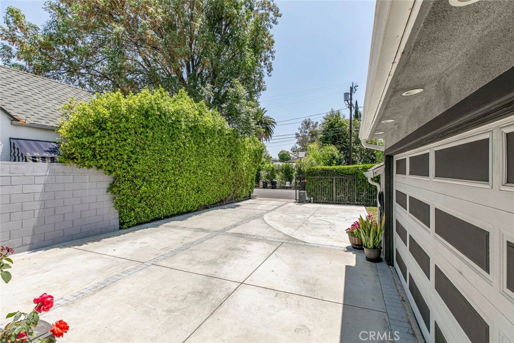 Van Nuys, California, 91406, United States, 3 Bedrooms Bedrooms, ,2 BathroomsBathrooms,Residential,For Sale,1940883