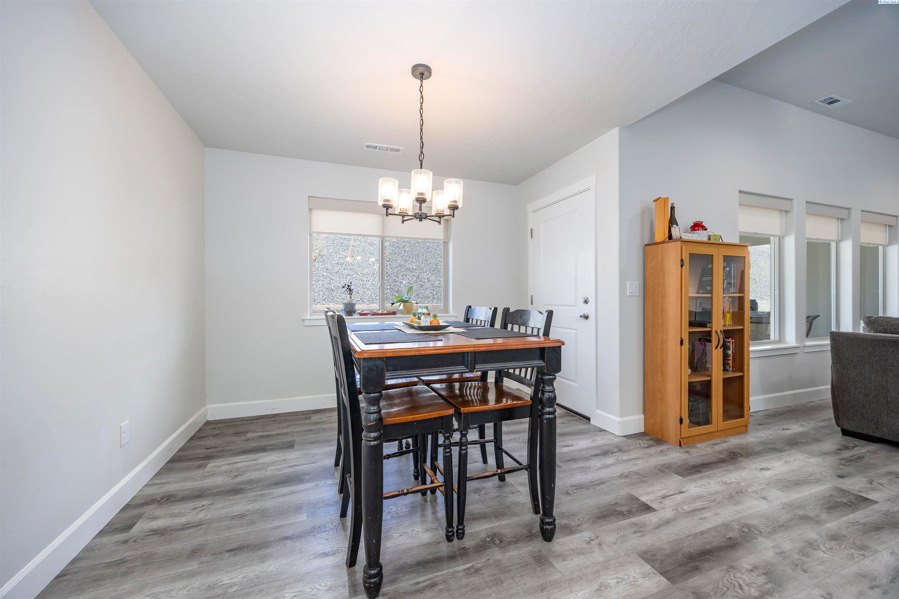 Kennewick, Washington, 99338, United States, 3 Bedrooms Bedrooms, ,2 BathroomsBathrooms,Residential,For Sale,1943089