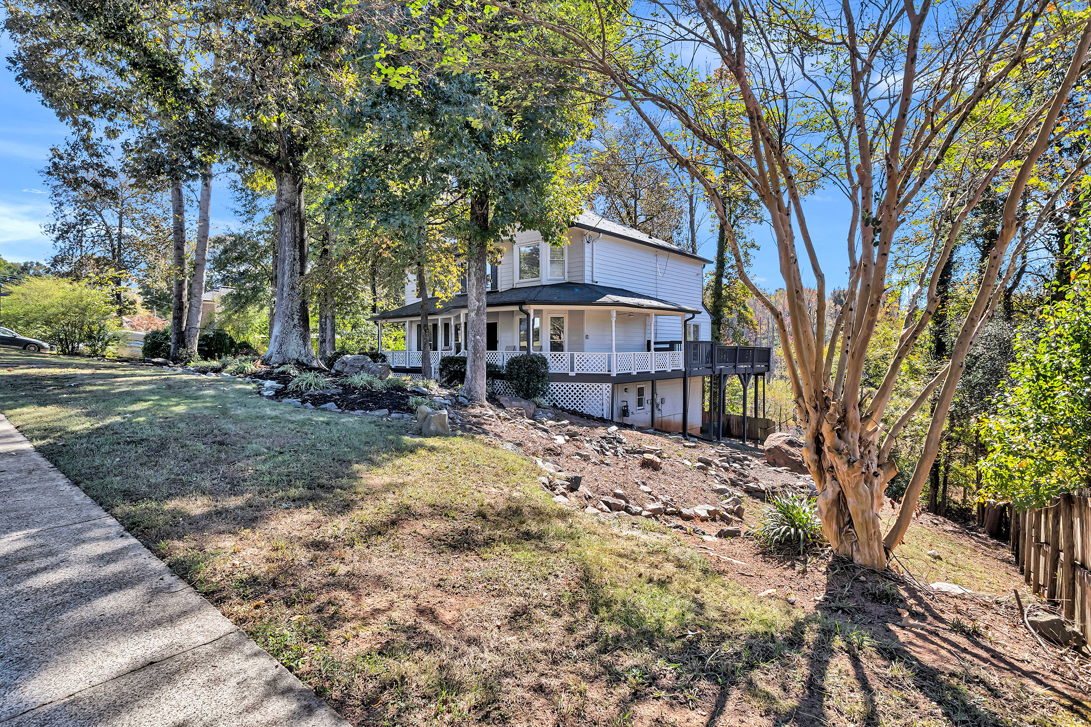  Classic Southern Charm and a Welcoming Wraparound Porch - 物件實景