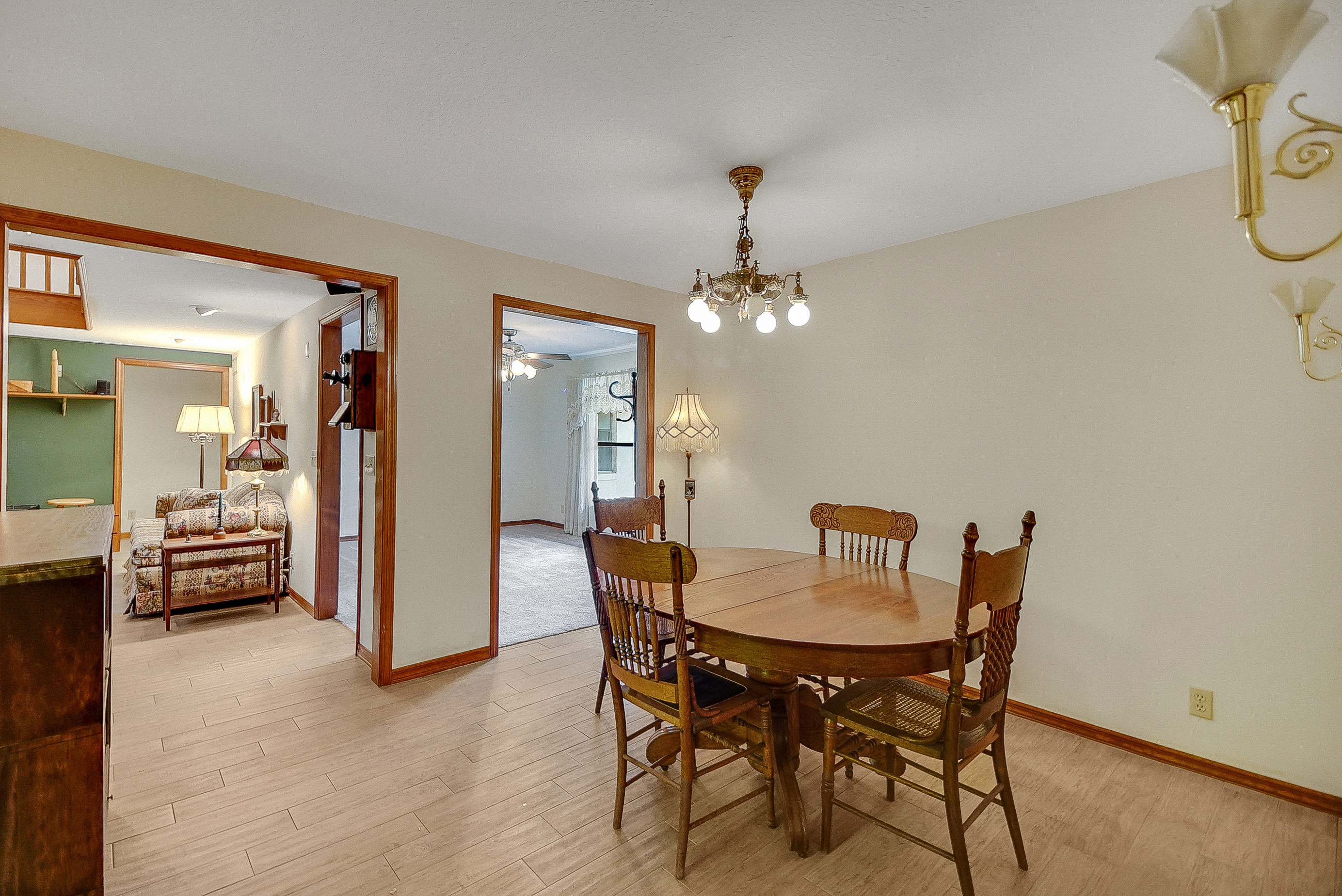 Lady Lake, Florida, 32159, United States, 4 Bedrooms Bedrooms, ,2 BathroomsBathrooms,Residential,For Sale,1873535