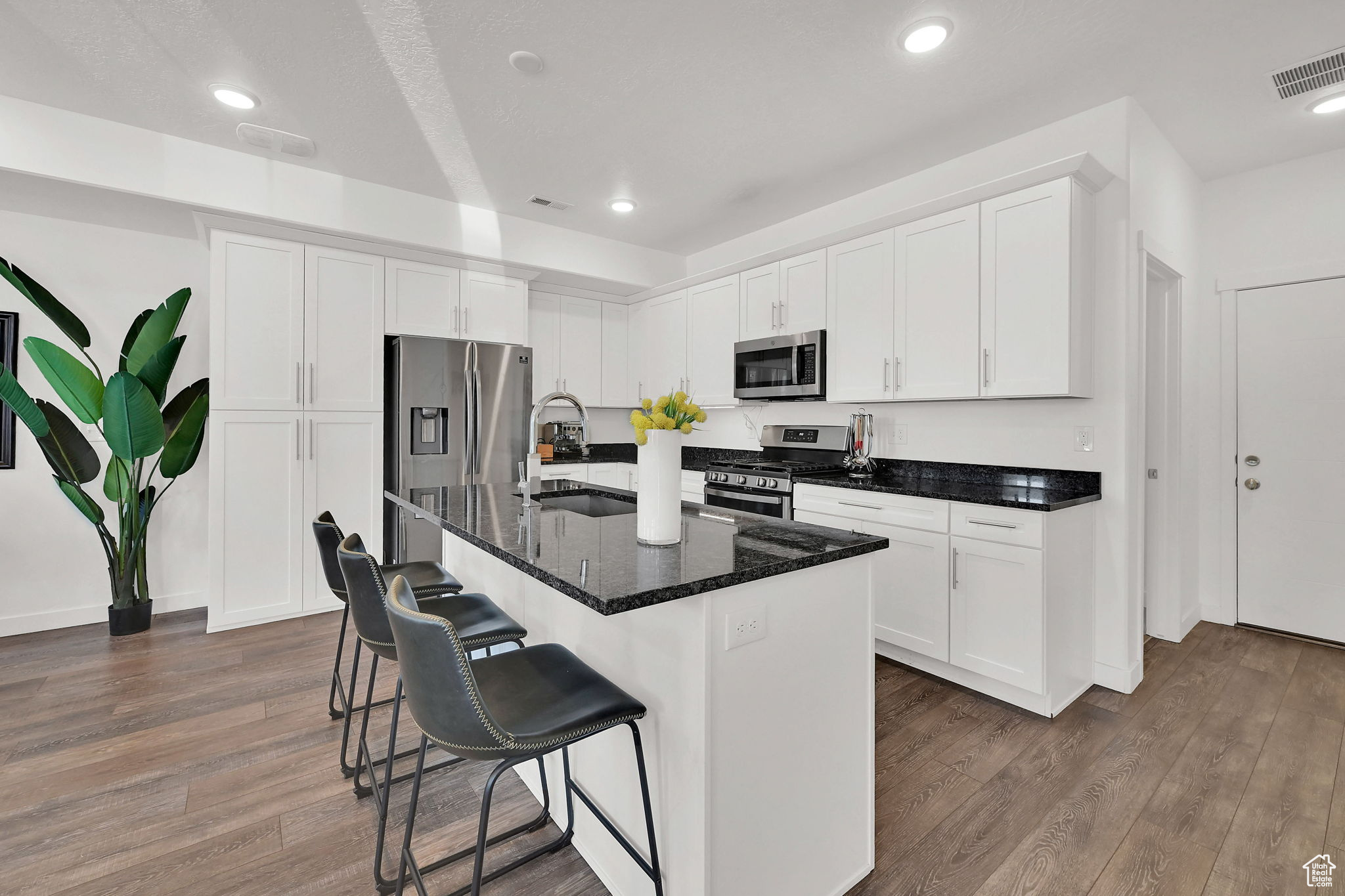 Sandy, Utah, 84070, United States, 3 Bedrooms Bedrooms, ,3 BathroomsBathrooms,Residential,For Sale,1895888