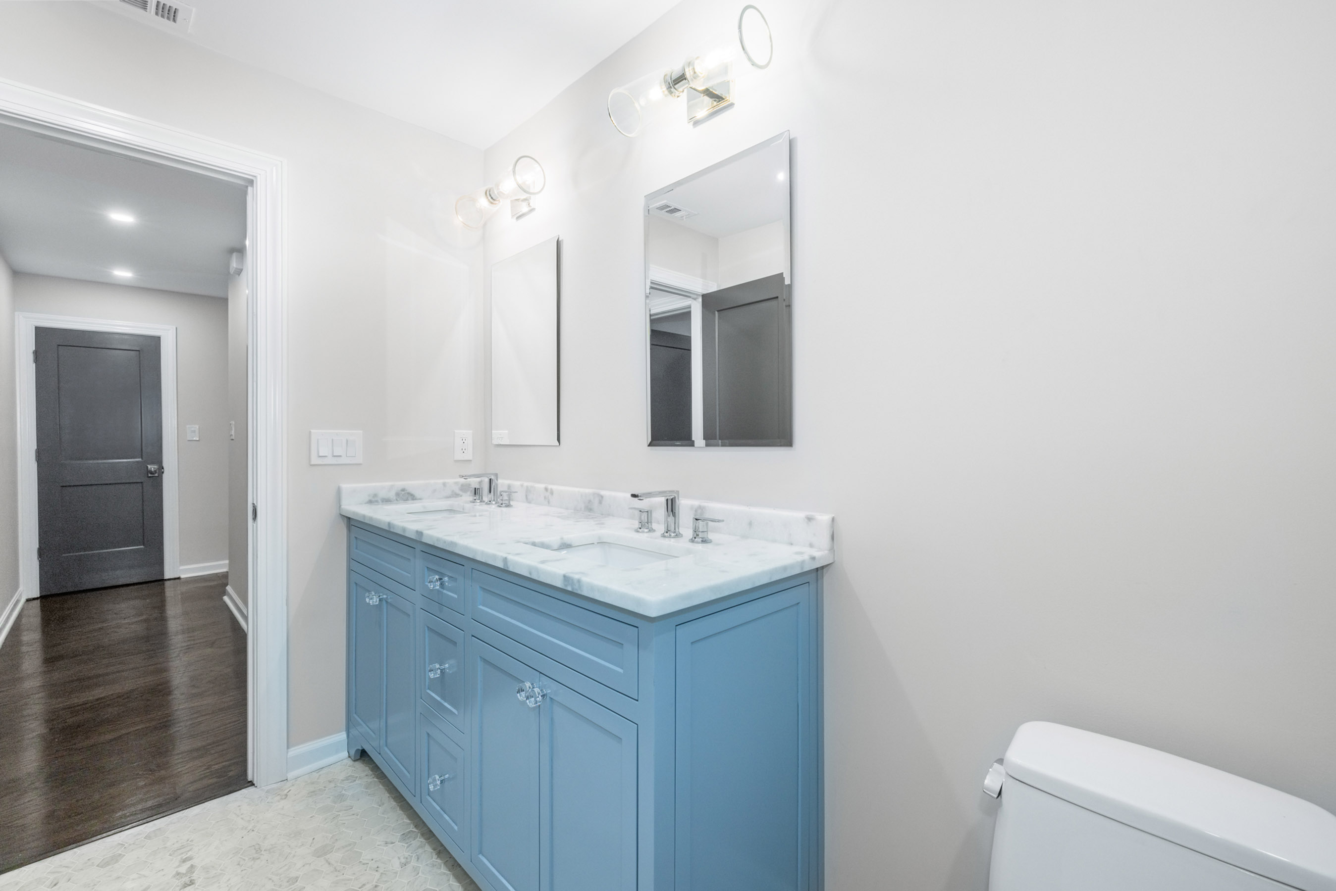  Meticulous Top to Bottom Renovation in Mooregate Square - 物件實景