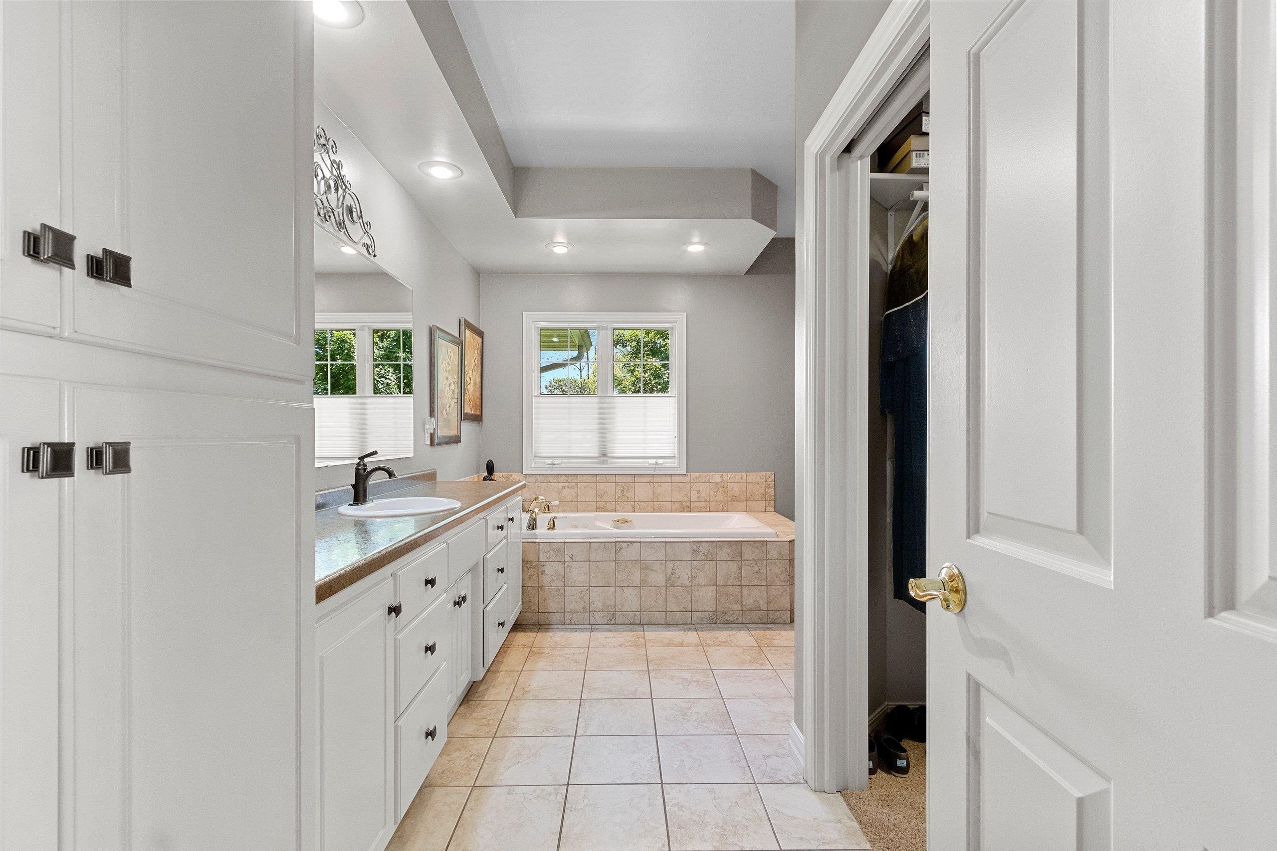 GREEN BAY, Wisconsin, 54302-5254, United States, 5 Bedrooms Bedrooms, ,4 BathroomsBathrooms,Residential,For Sale,1920394