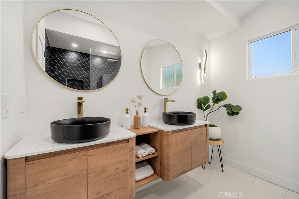 Woodland Hills, California, 91367, United States, 3 Bedrooms Bedrooms, ,2 BathroomsBathrooms,Residential,For Sale,1991959