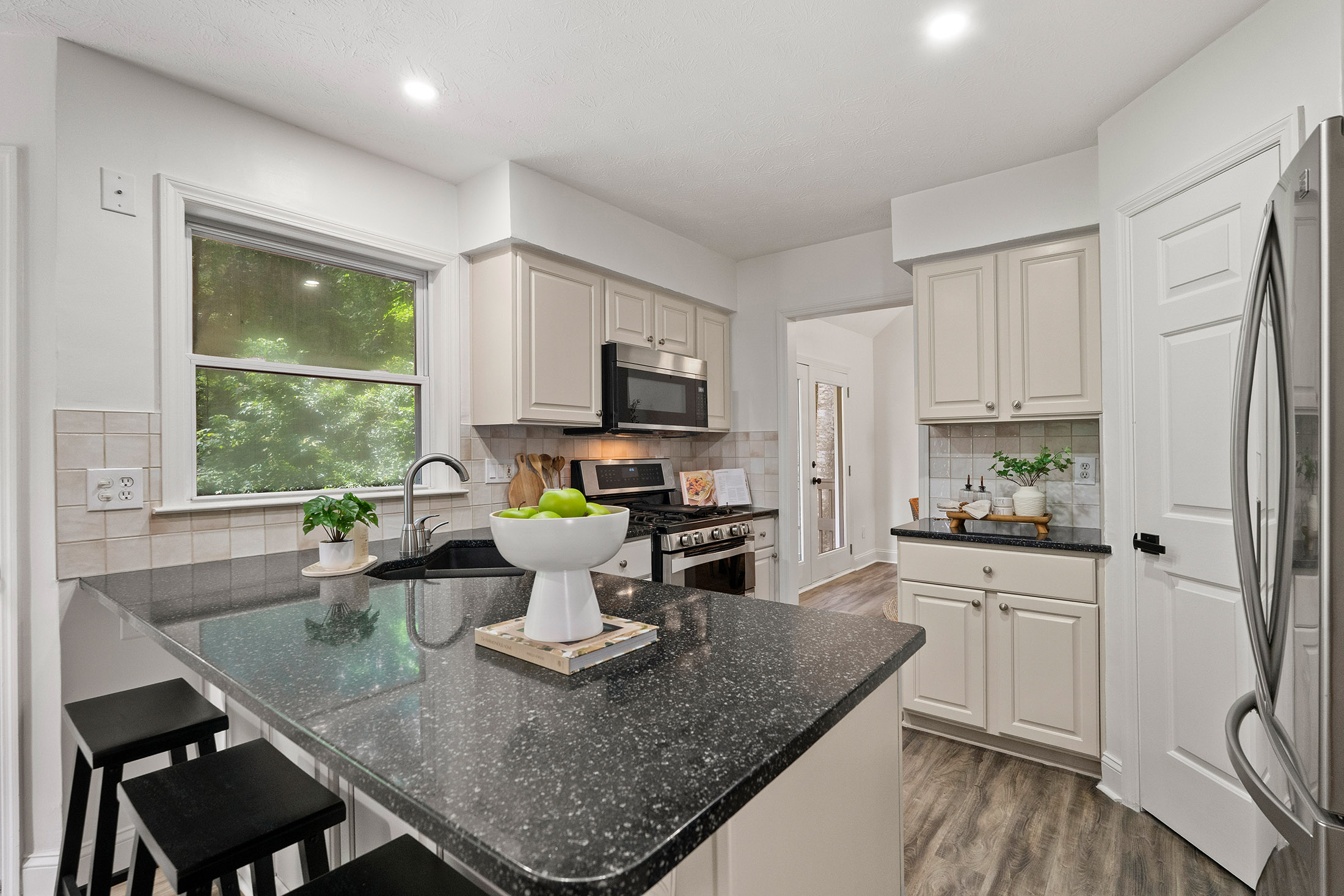  Exceptional Value in Mannings Ridge with Major Updates Throughout - 物件實景