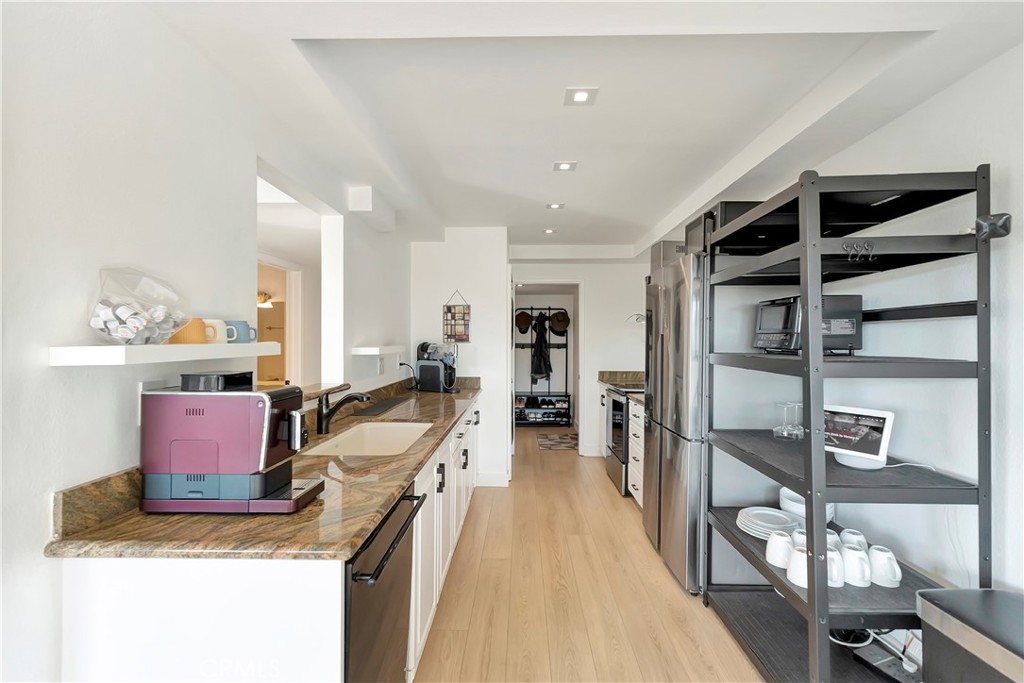 Long Beach, California, 90814, United States, 2 Bedrooms Bedrooms, ,1 BathroomBathrooms,Residential,For Sale,1989158