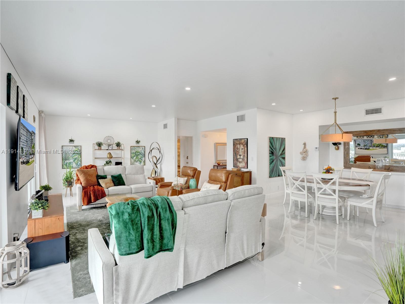 Hollywood, Florida, 33021, United States, 2 Bedrooms Bedrooms, ,3 BathroomsBathrooms,Residential,For Sale,1997464