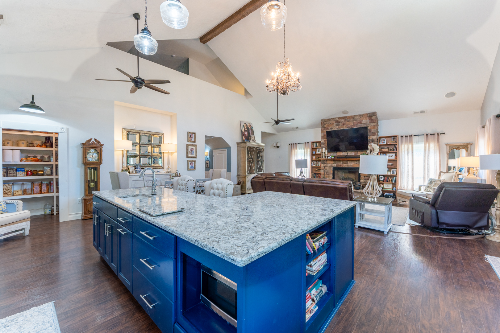 W Frankfort, Illinois, 62896, United States, 5 Bedrooms Bedrooms, ,4 BathroomsBathrooms,Residential,For Sale,1929151