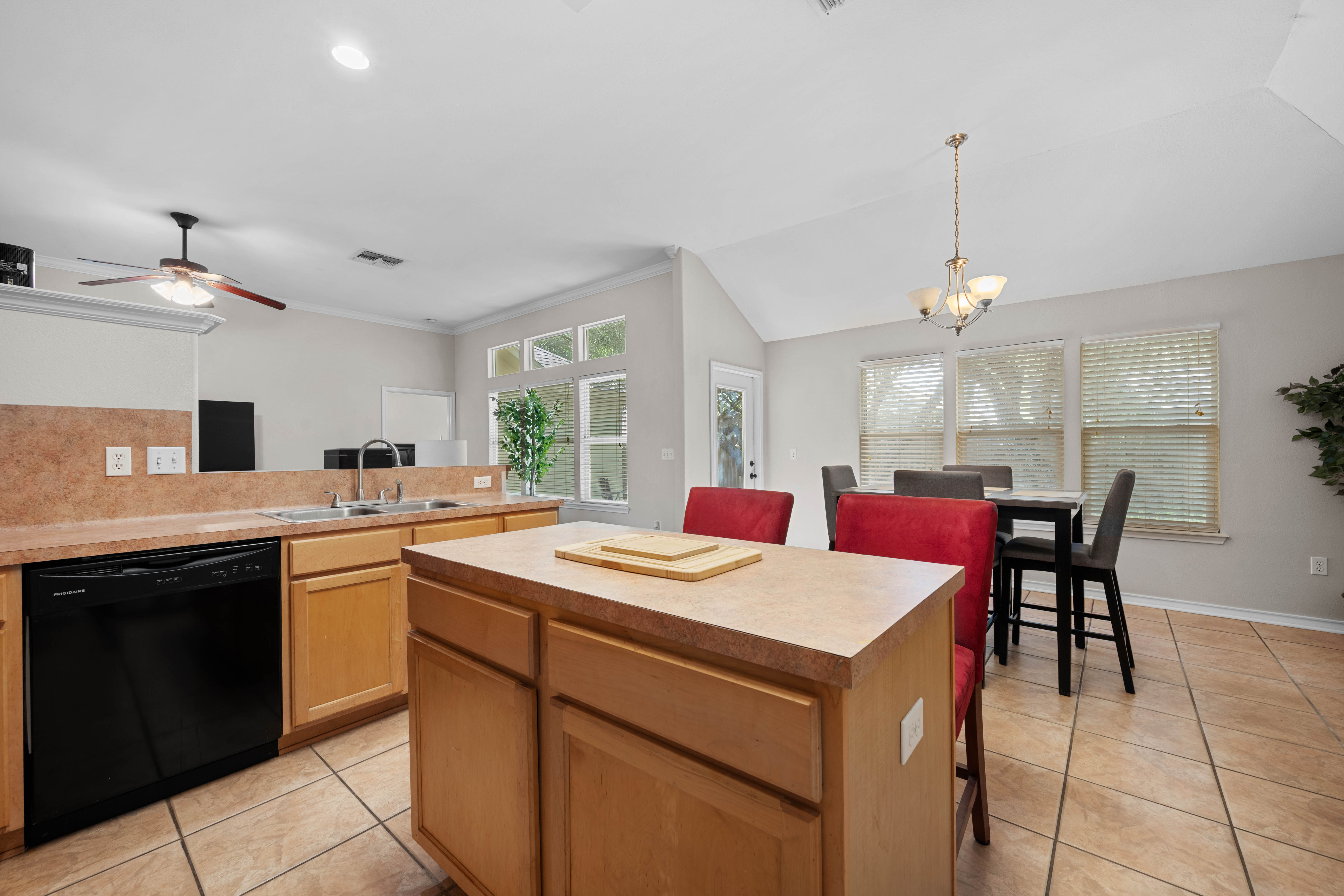  Spacious Home in Whistlers Cove - 物件實景