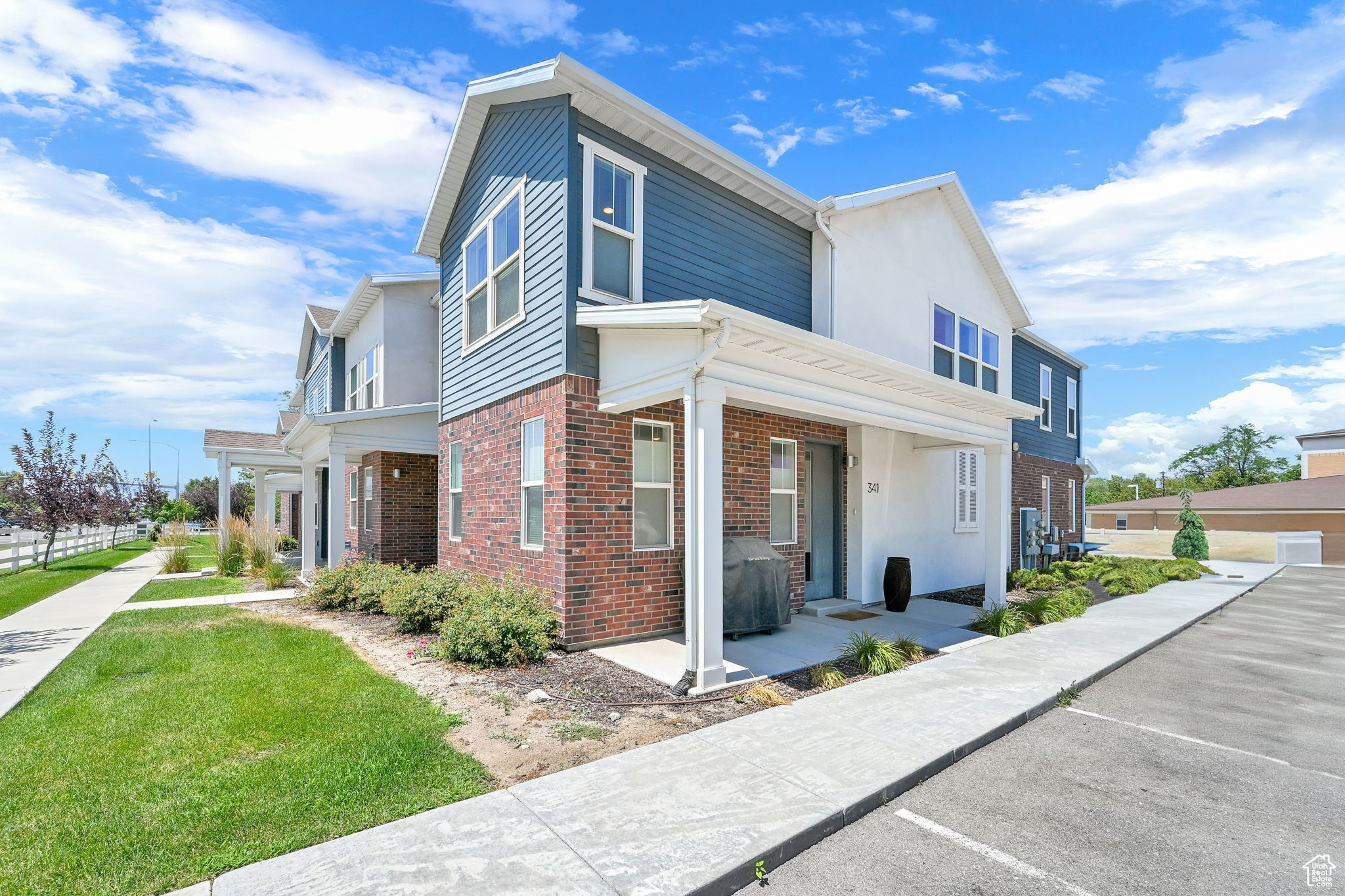 Sandy, Utah, 84070, United States, 3 Bedrooms Bedrooms, ,3 BathroomsBathrooms,Residential,For Sale,1895888