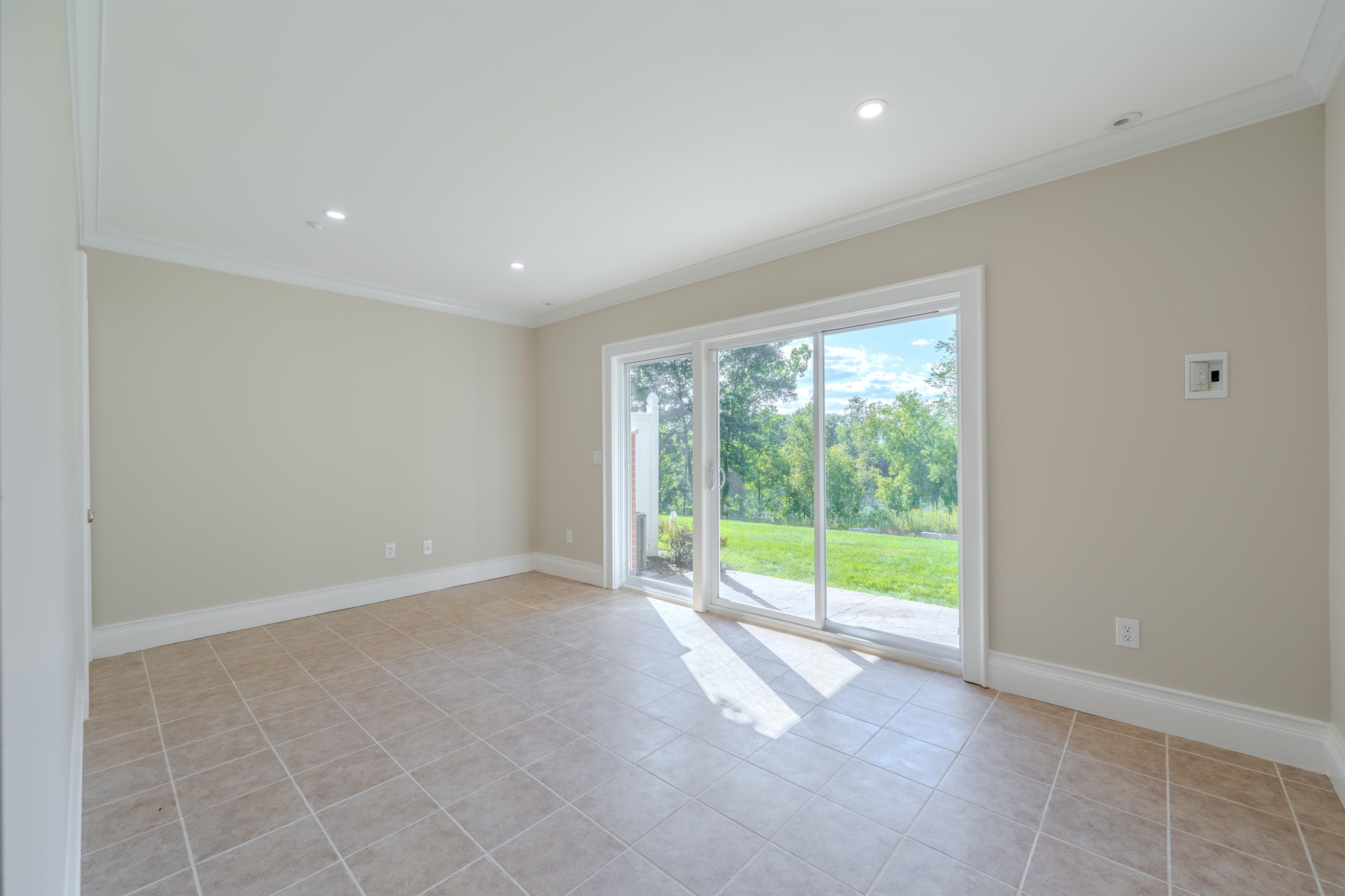 Manchester, New Hampshire, 03101, United States, 2 Bedrooms Bedrooms, ,1 BathroomBathrooms,Residential,For Sale,1933144