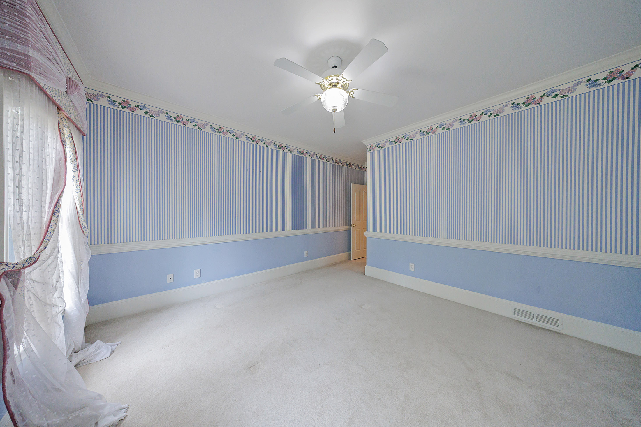  A Rare Opportunity to Own a Developer-Designed Lakefront Estate - 物件實景