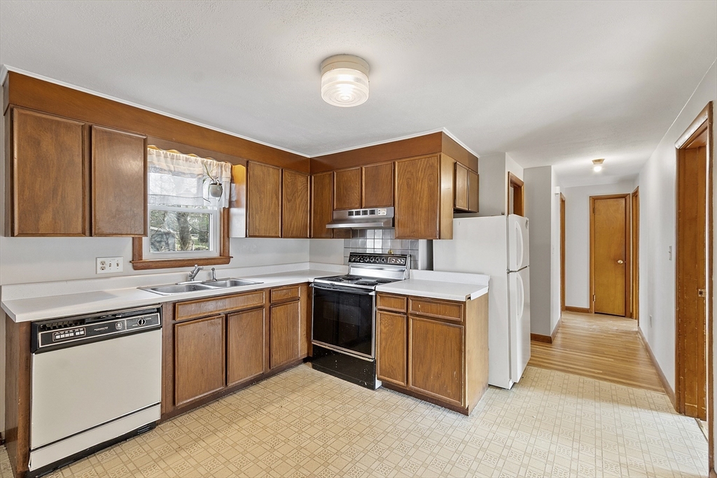 Littleton, Massachusetts, 01460, United States, 3 Bedrooms Bedrooms, ,1 BathroomBathrooms,Residential,For Sale,1991469