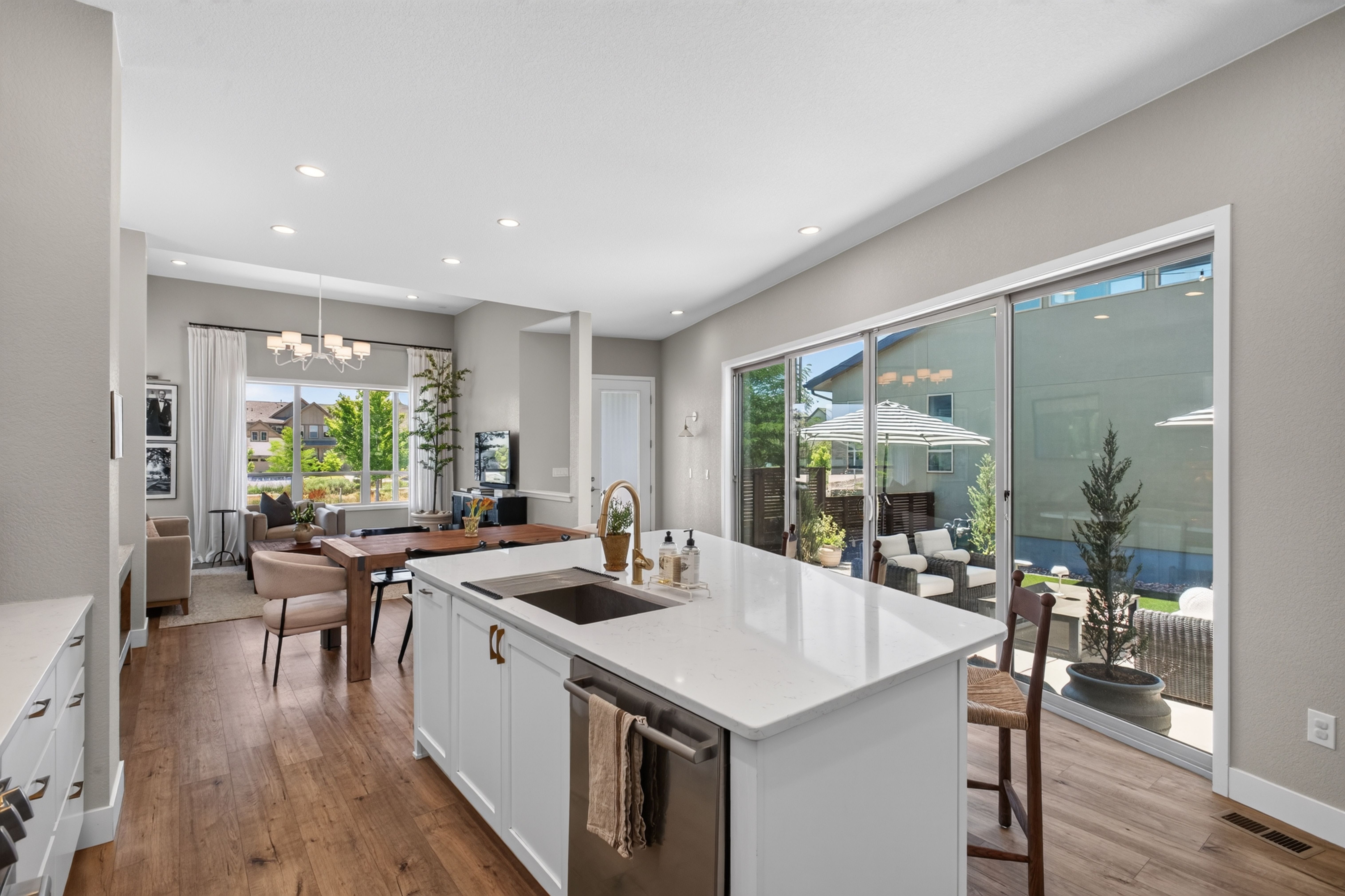  Welcome to Sterling Ranch Modern Open Home with Island Kitchen & Trail Access - 物件實景