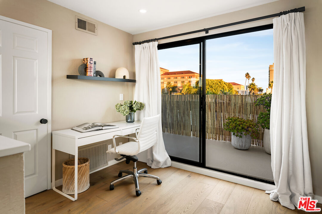 Santa Monica, California, 90403, United States, 2 Bedrooms Bedrooms, ,3 BathroomsBathrooms,Residential,For Sale,1986482