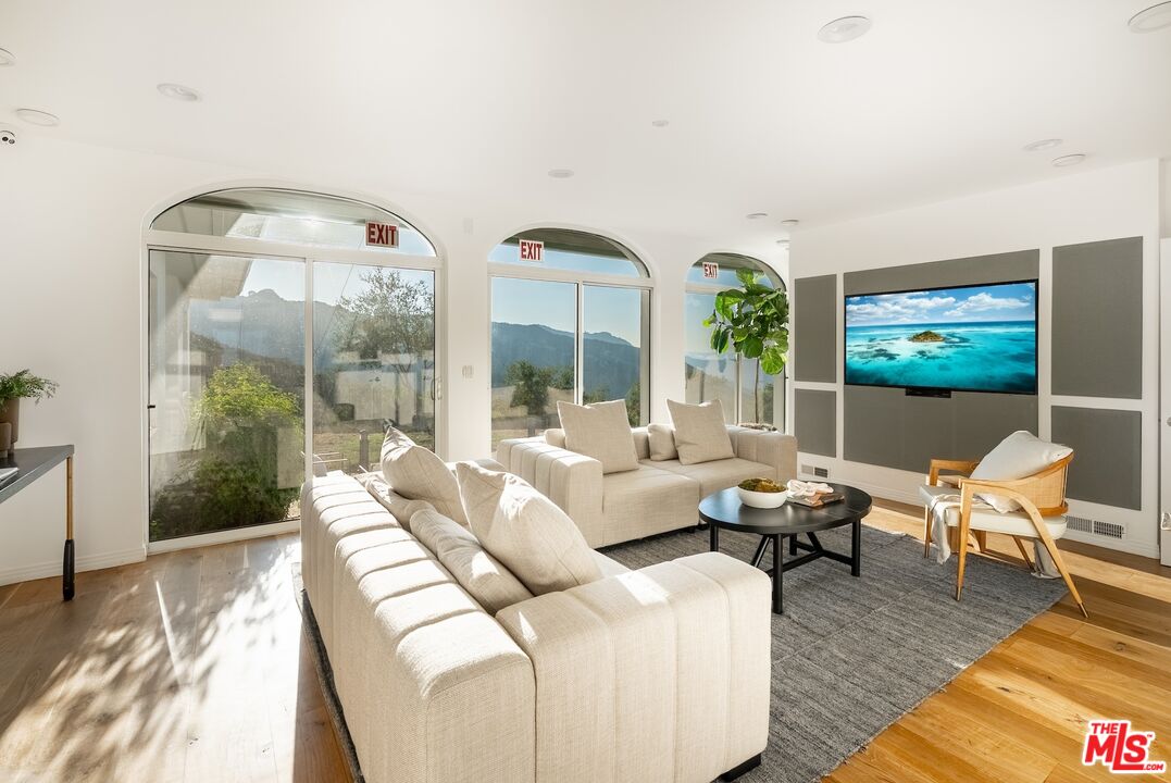 Topanga, California, 90290, United States, 4 Bedrooms Bedrooms, ,4 BathroomsBathrooms,Residential,For Sale,1902057