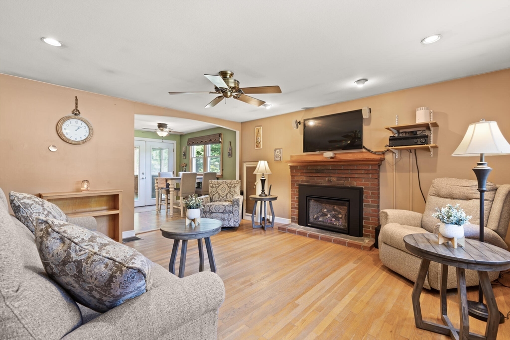 Mansfield, Massachusetts, 02048, United States, 3 Bedrooms Bedrooms, ,1 BathroomBathrooms,Residential,For Sale,1926255