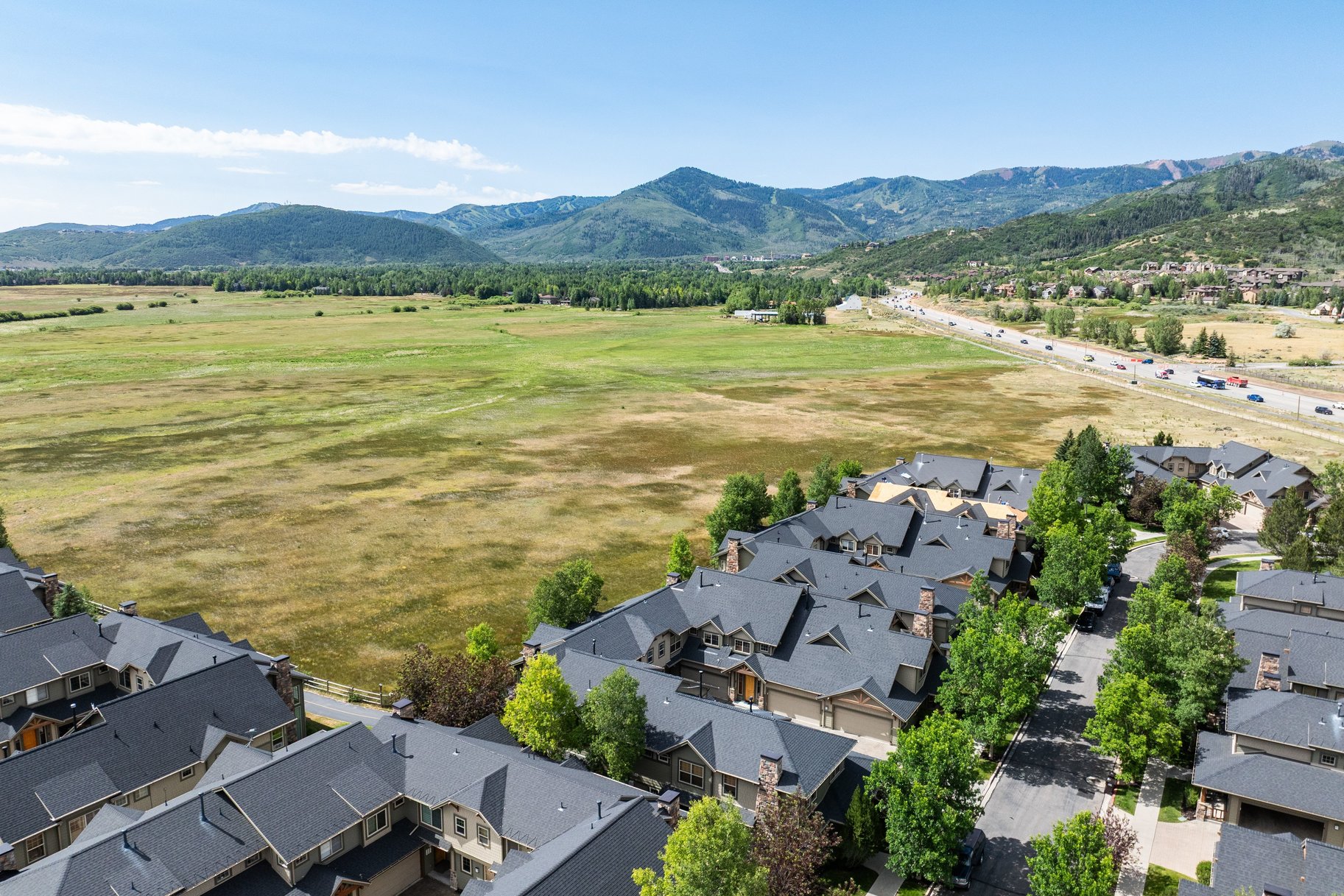  Exceptional Fox Point Townhome with Mountain Views & Prime Location - 物件實景