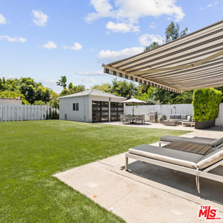 Los Angeles, California, 90048, United States, 3 Bedrooms Bedrooms, ,2 BathroomsBathrooms,Residential,For Sale,1919092